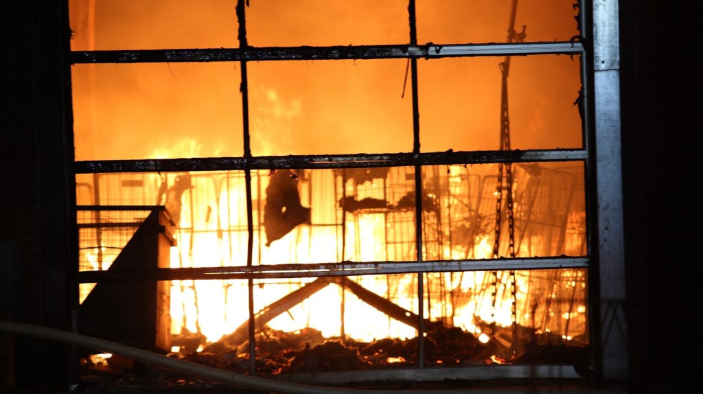 Flammerne var op til fem meter høje. 