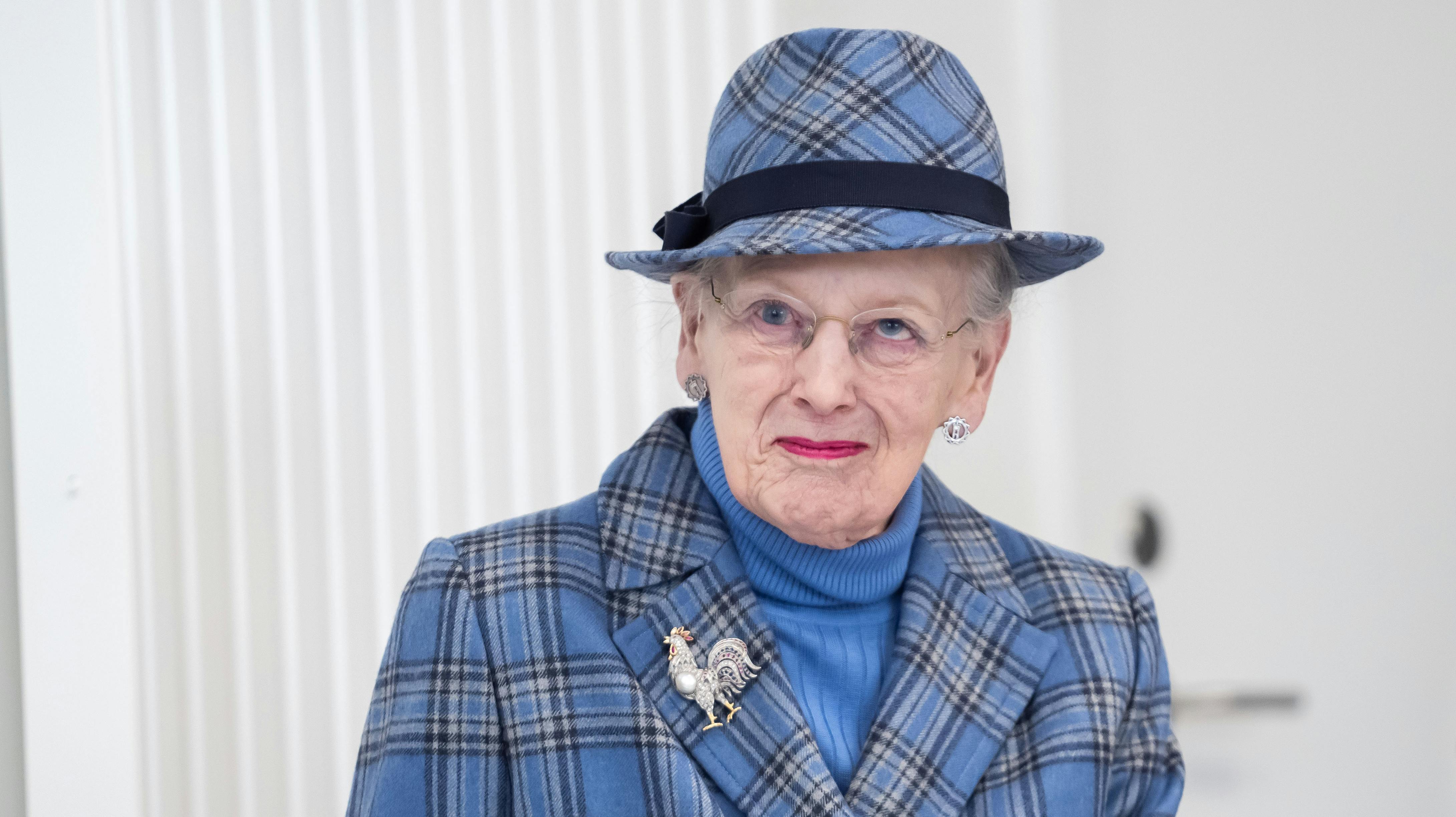 Selv om dronning Margrethe har overdraget tronen til kronprins Frederik, så kan hun ikke bare holde ferie, når hun vil.