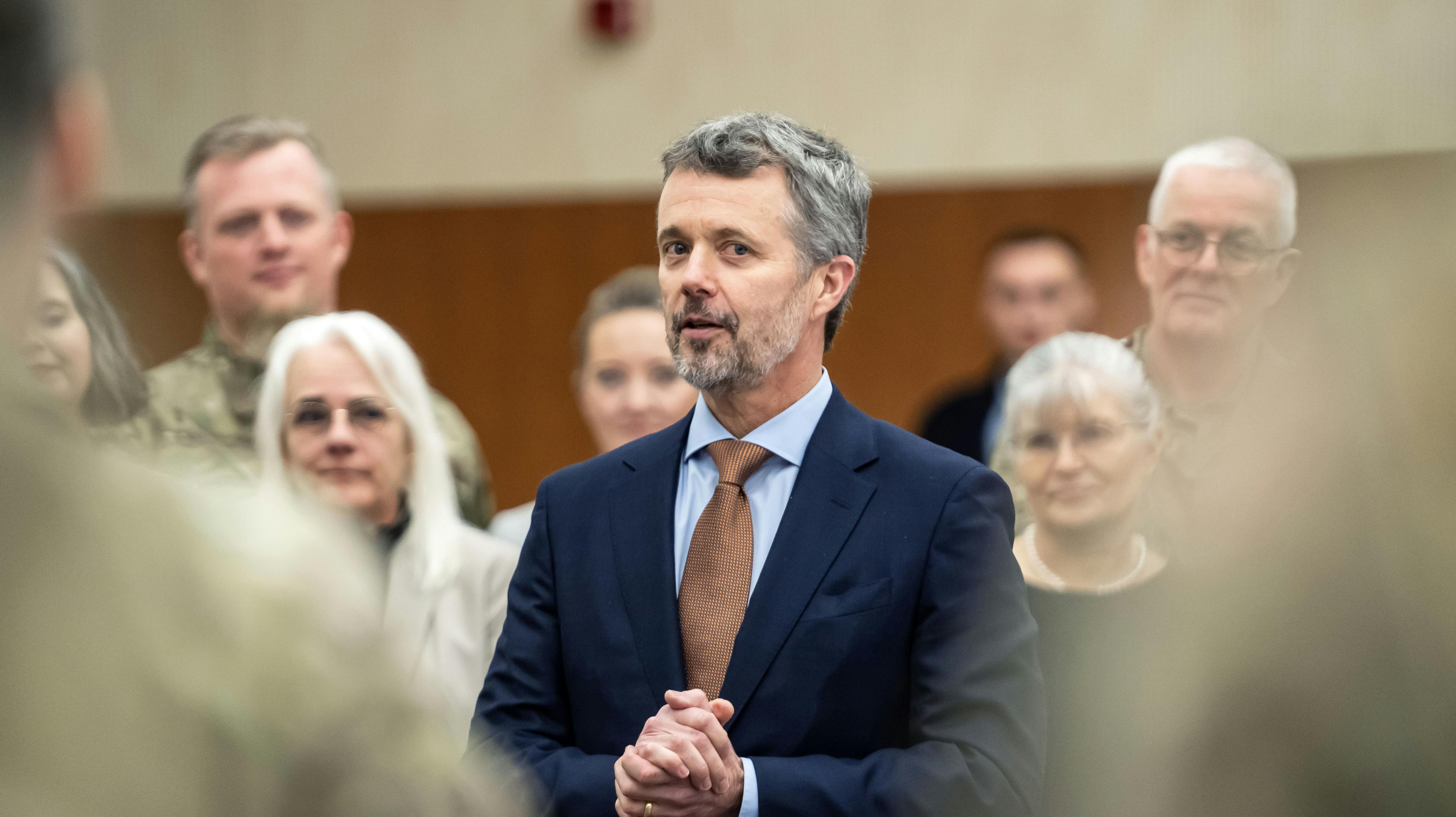 OPGAVE: Kong Frederik på officielt erhvervsbesøg. Visit to the NATO Multinational Corps Northeast in Szczecin. Her taler Kongen med danske udsendte og deres konerSTED: SzczecinJOURNALIST: Marianne SingerFOTOGRAF: Hanne JuulDATO: 20240202