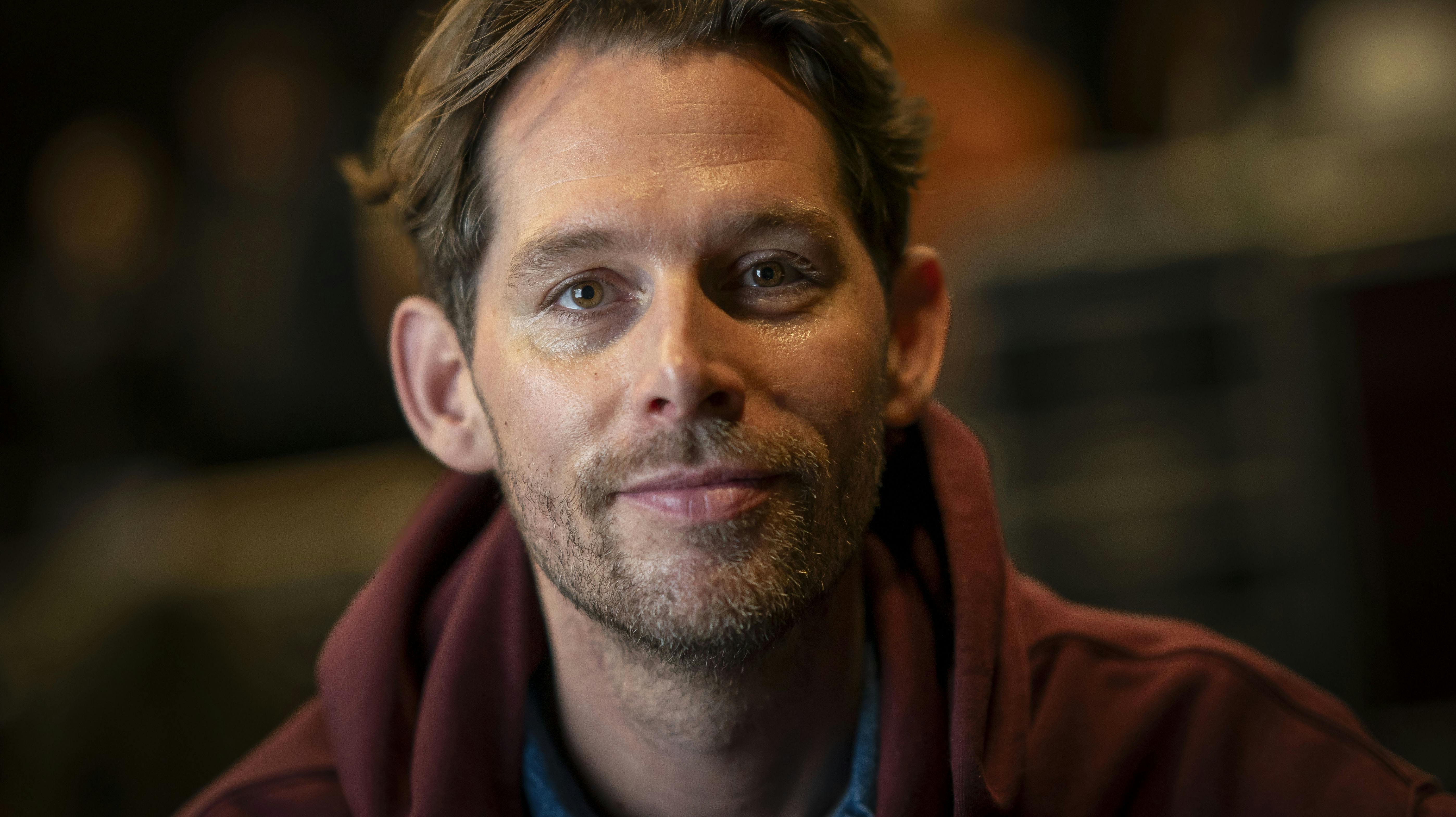 Rasmus Seebach og kæresten Julie Teglhus venter sig en lille pige.