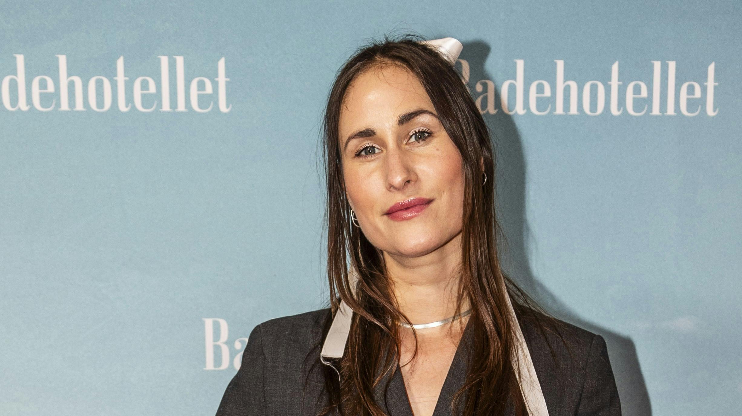 Rosalinde Mynster sætter ord på hendes tilbagevenden til "Badehotellet". 