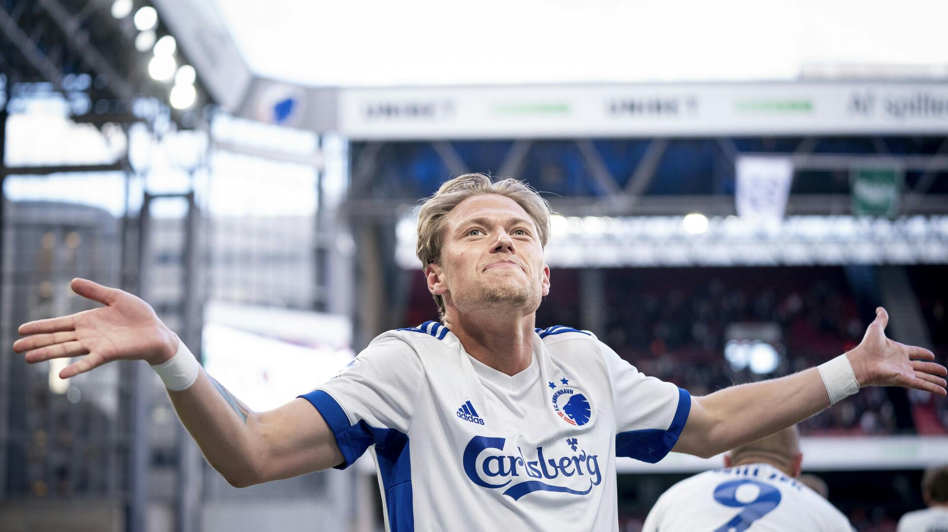Viktor Fischer har fundet et nyt job uden for grønsværen. 