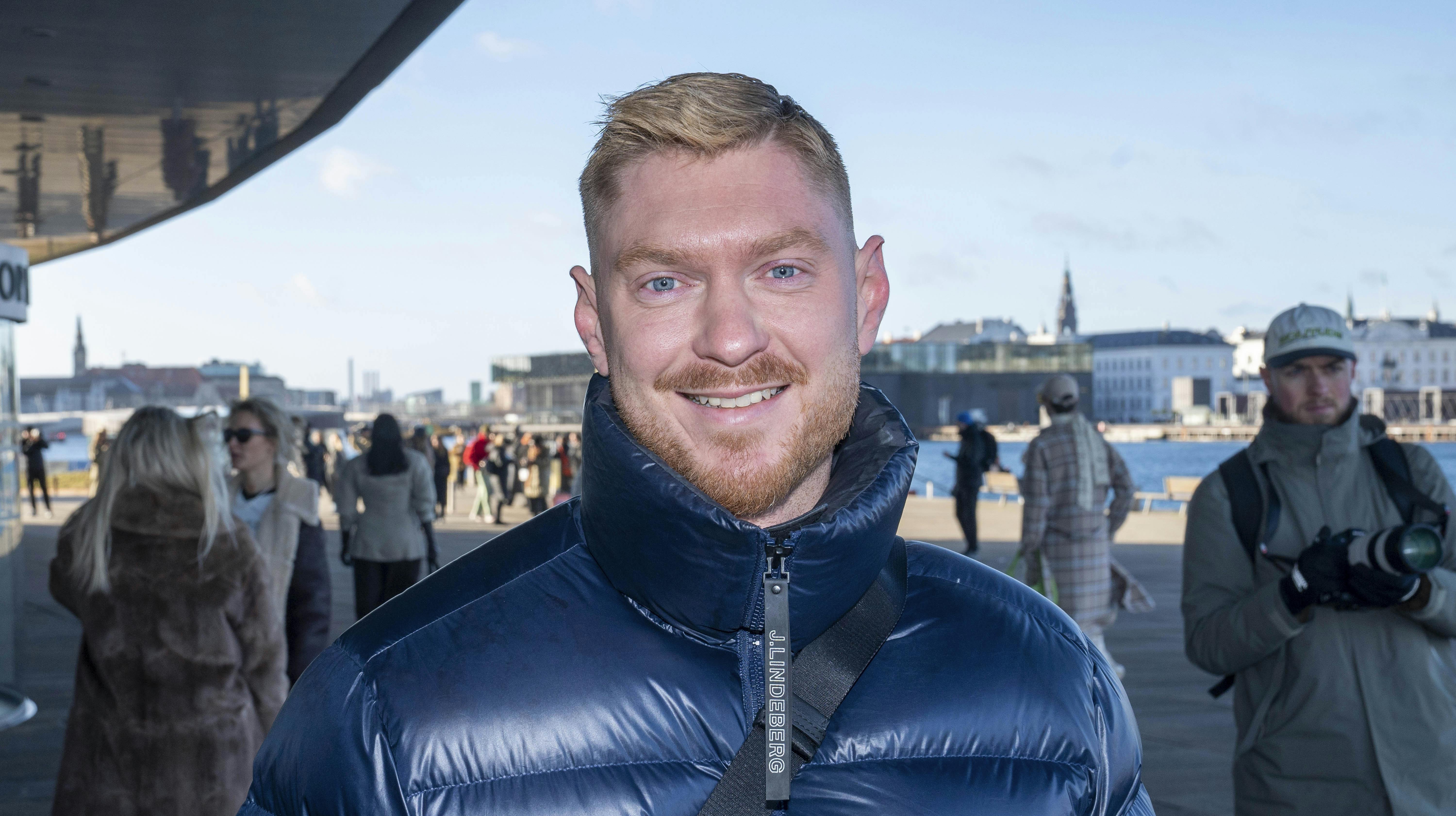 Kasper Kirkegaard flytter med kæresten til Canada. 