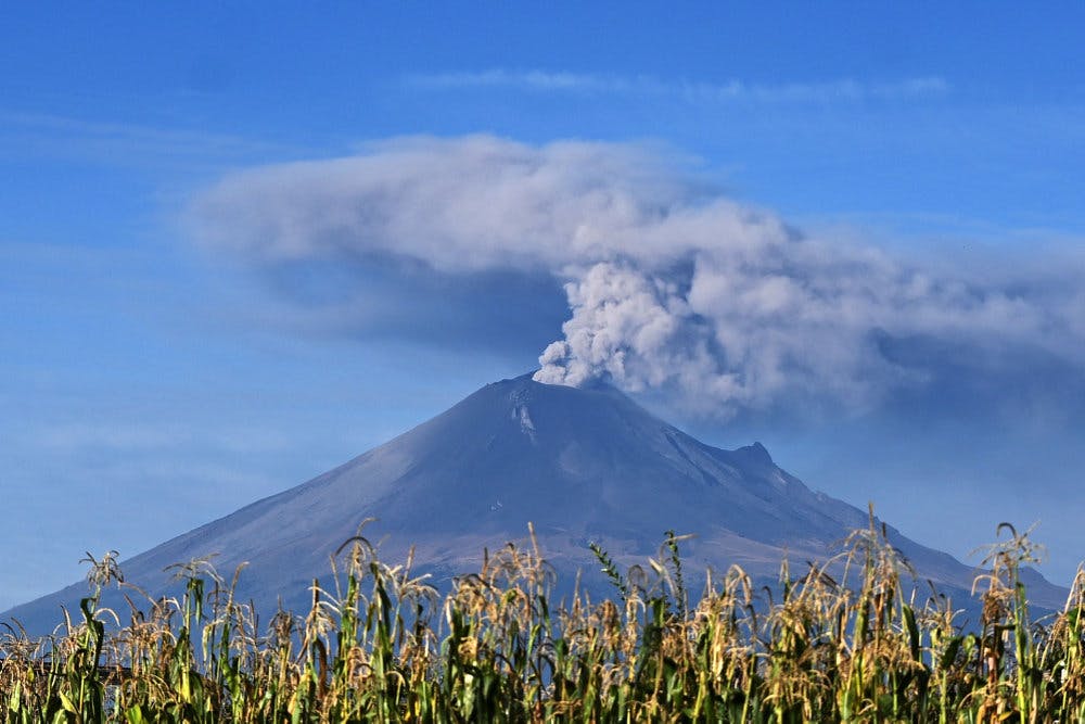 Aske fra vulkanen Popocatepetl i Mexico påvirker flytrafikken i hovedstadens Mexico City International Airport. (Arkivfoto).&nbsp;
