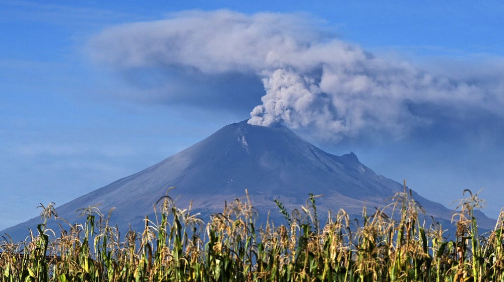 Aske fra vulkanen Popocatepetl i Mexico påvirker flytrafikken i hovedstadens Mexico City International Airport. (Arkivfoto). 