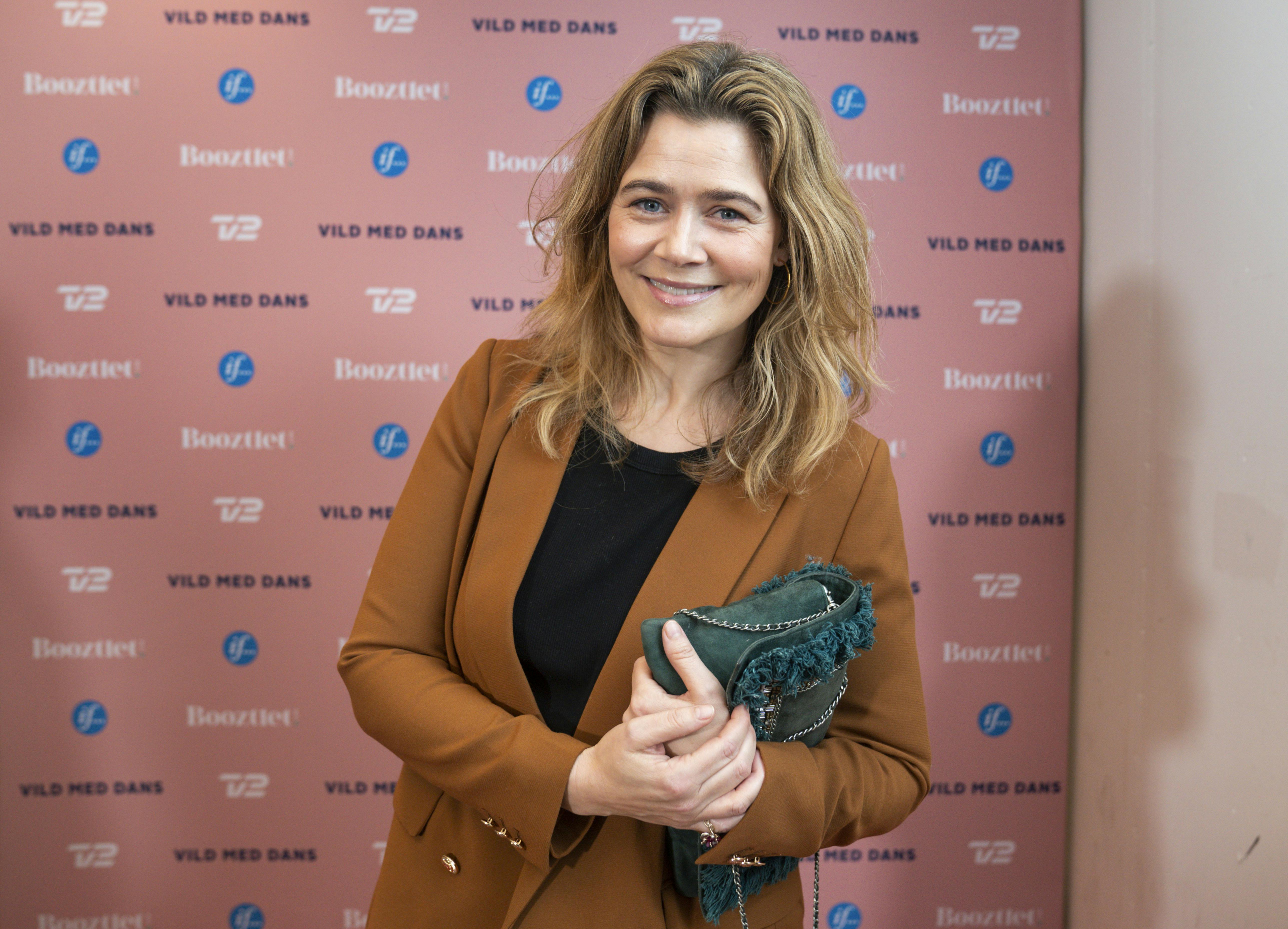 OPGAVE: Vild med dans program 5Ankomst Rød løberSTED: Vermundsgade 40JOURNALIST: Helle Skram de Fries, Sara Nørgaard, Nikolaj Bonde og Nicklas LagerstorfFOTOGRAF: Hanne JuulDATO: 20220710