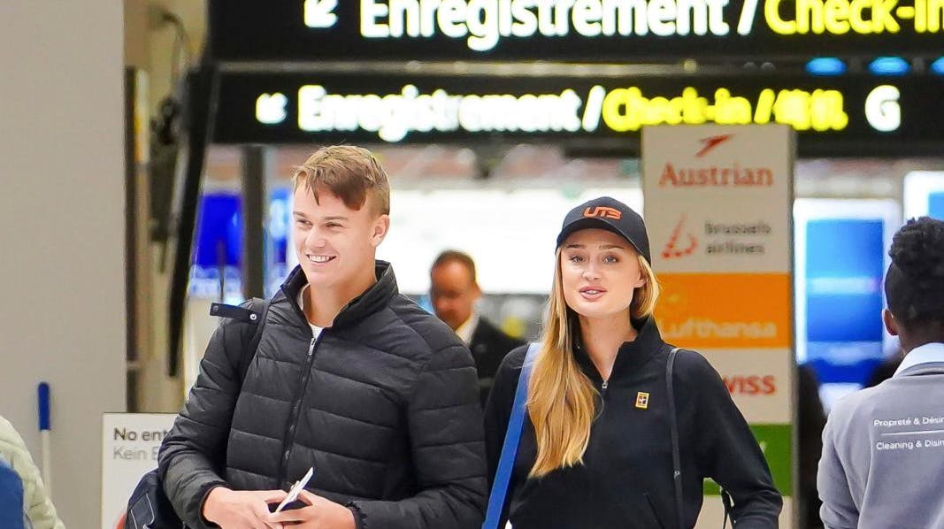 Holger Rune sammen med den norske model og milliardærdatter Jenny Spetalen