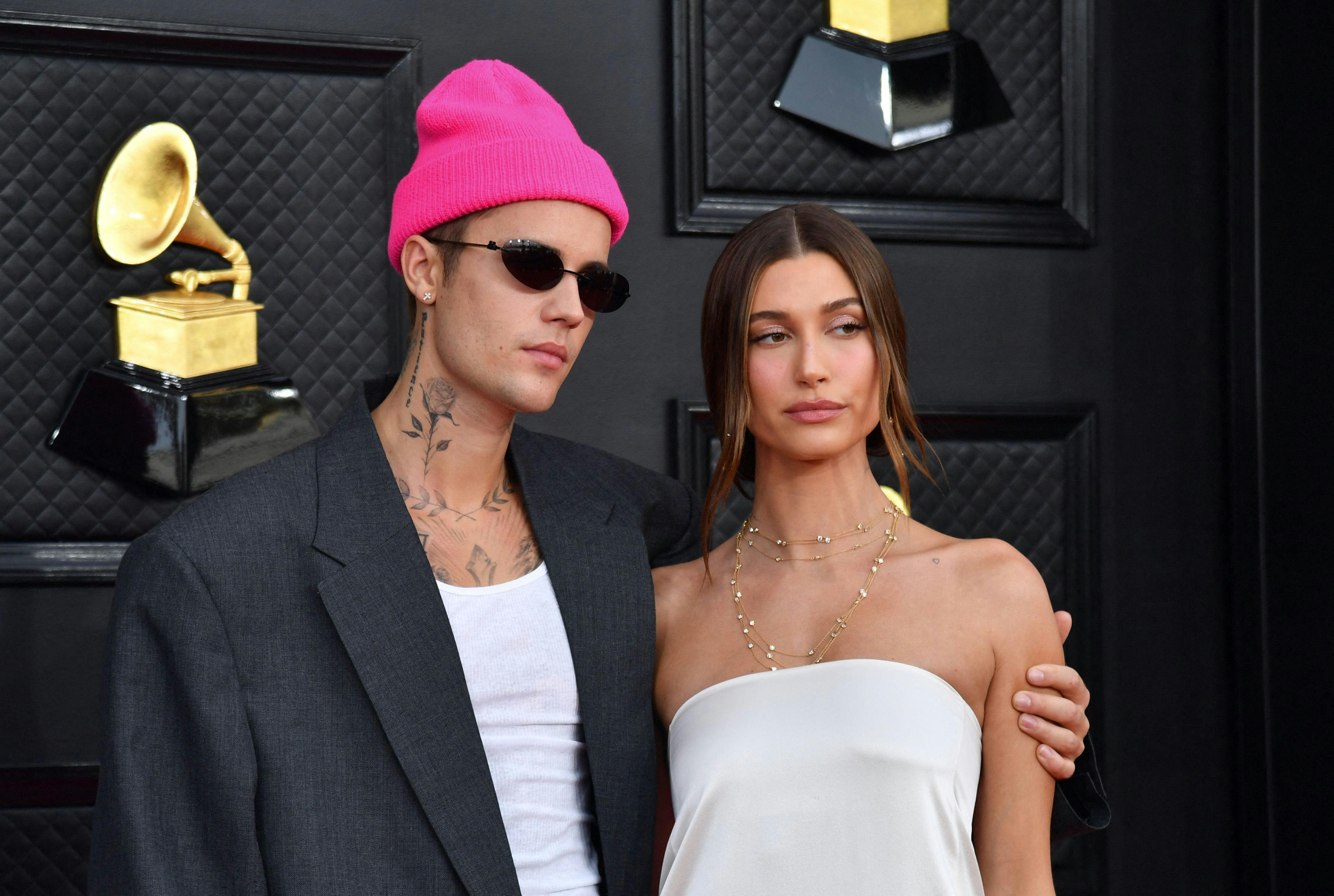 Canadian singer-songwriter Justin Bieber (L) and US model Hailey Bieber arrive for the 64th Annual Grammy Awards at the MGM Grand Garden Arena in Las Vegas on April 3, 2022. (Photo by ANGELA WEISS / AFP)