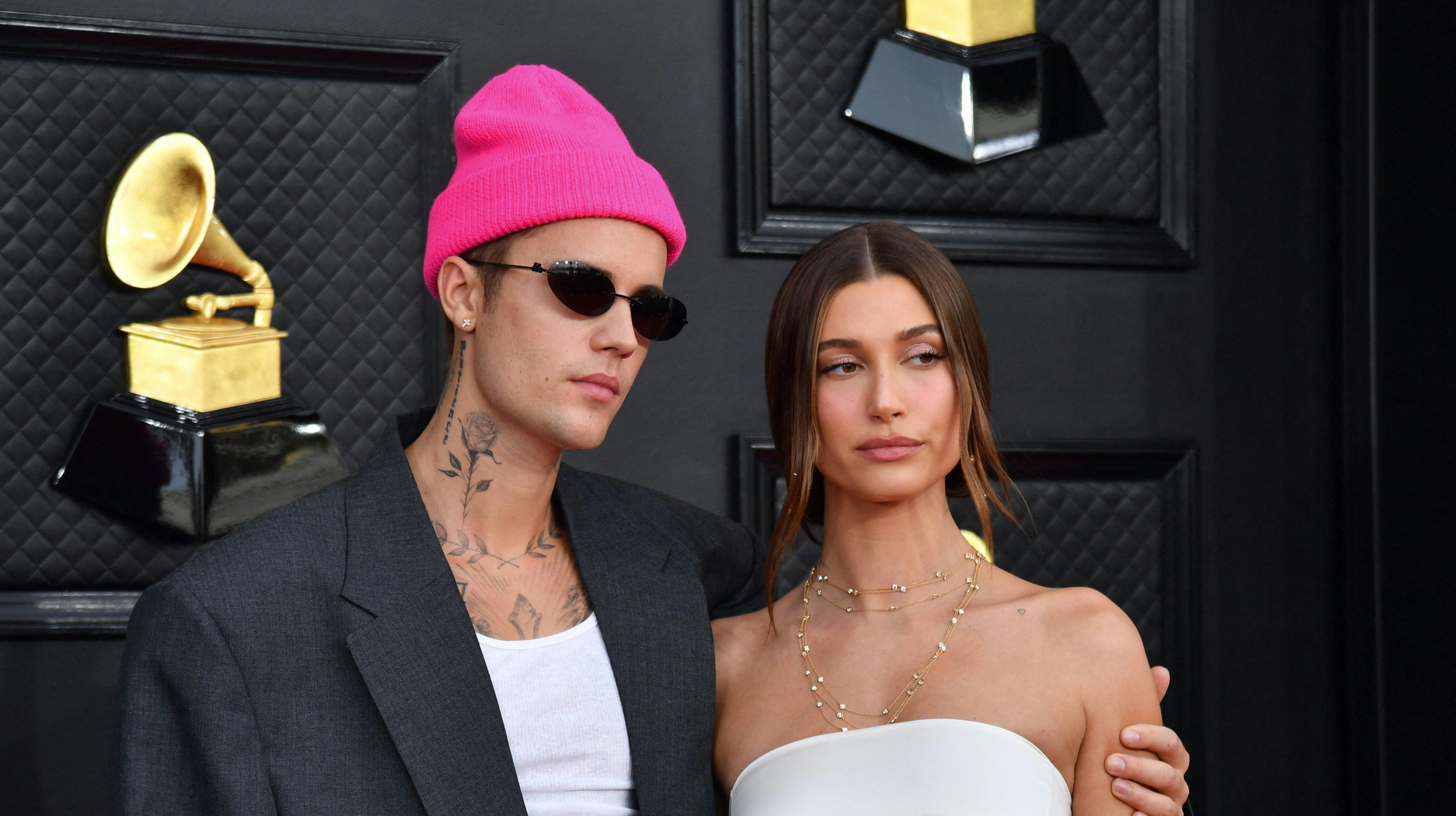 Canadian singer-songwriter Justin Bieber (L) and US model Hailey Bieber arrive for the 64th Annual Grammy Awards at the MGM Grand Garden Arena in Las Vegas on April 3, 2022. (Photo by ANGELA WEISS / AFP)