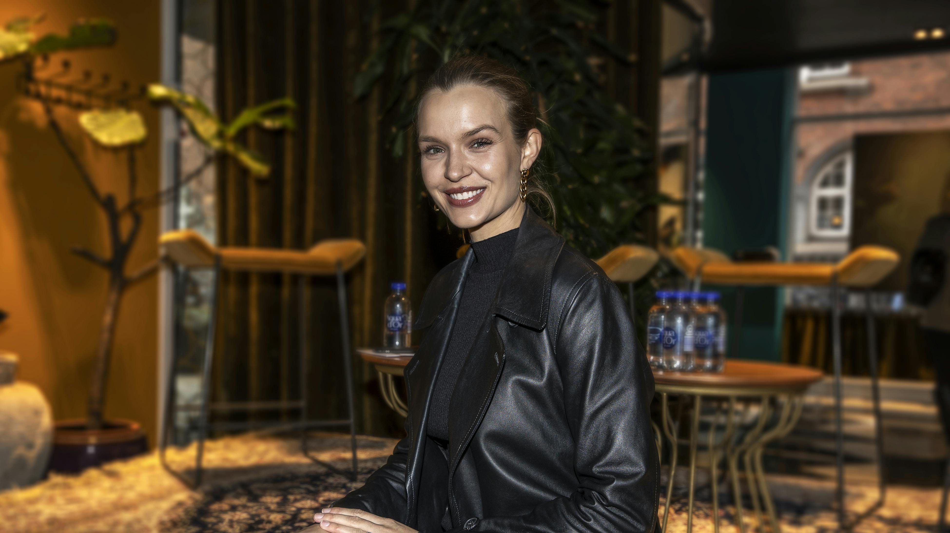 Josephine Skriver reflekterer i ELLE over den første tid som mor. En tid som hun kalder for noget af det hårdeste, mest ensomme og udfordrende, men også en tid fyldt med en overvældende glæde.