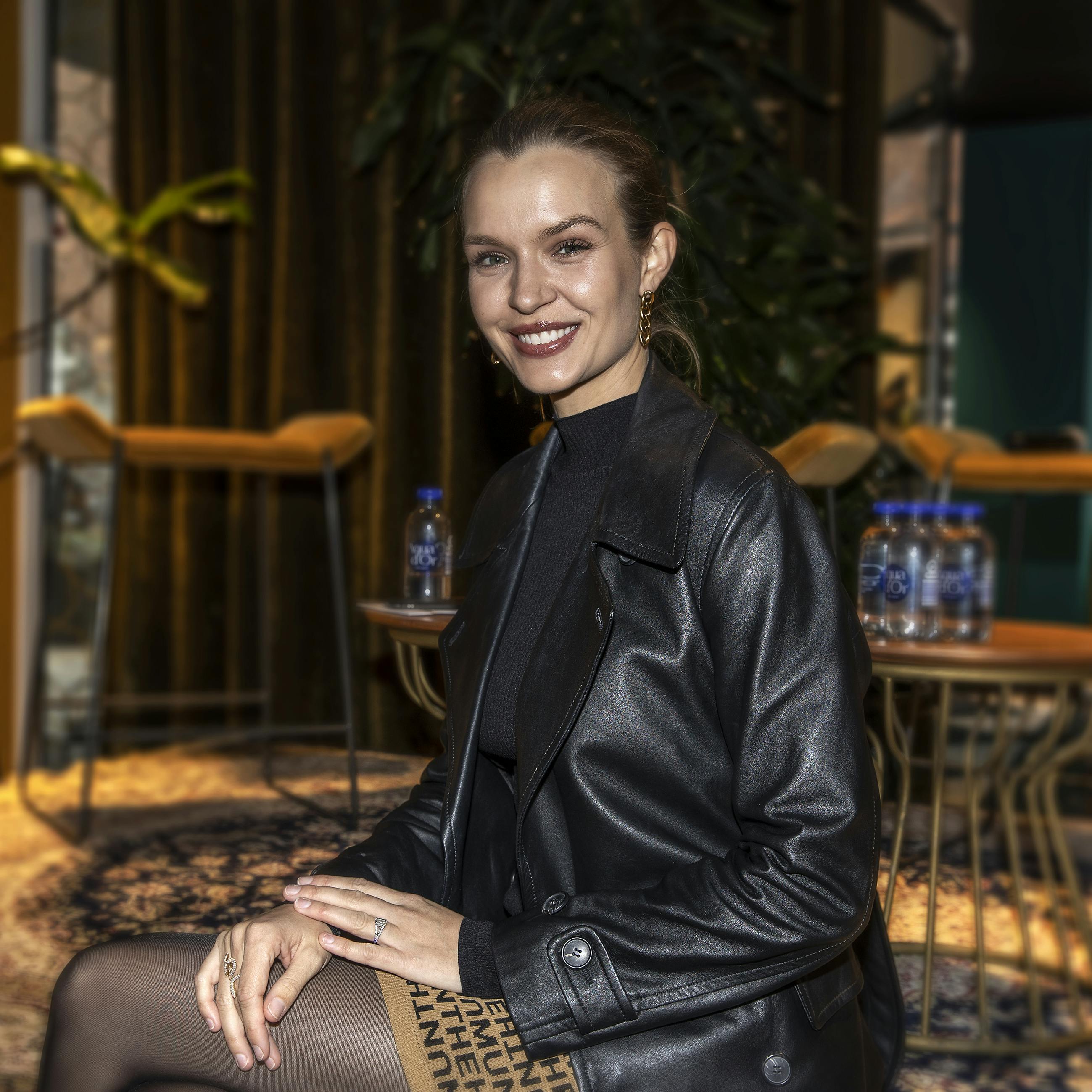 Josephine Skriver reflekterer i ELLE over den første tid som mor. En tid som hun kalder for noget af det hårdeste, mest ensomme og udfordrende, men også en tid fyldt med en overvældende glæde.