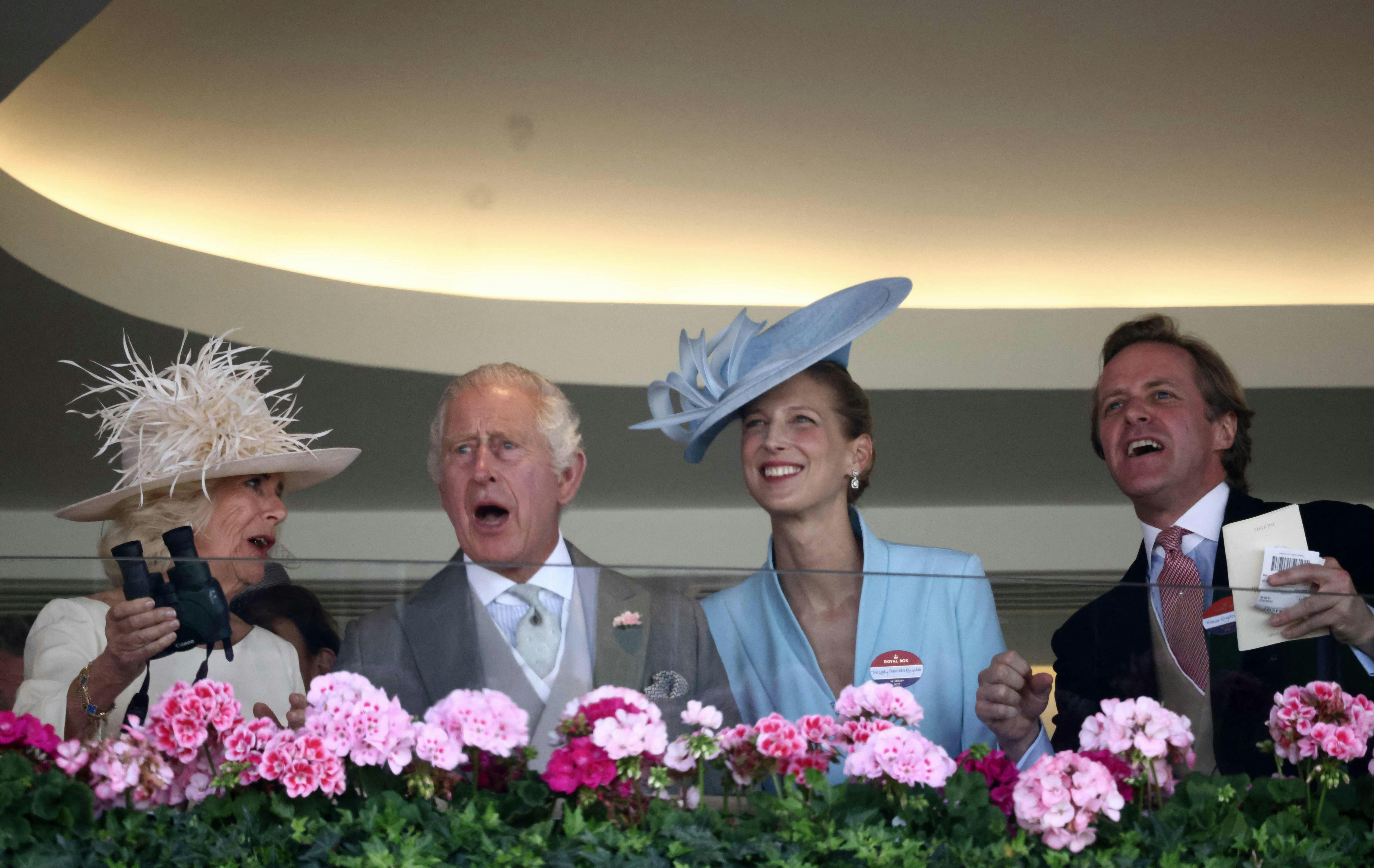 Her ses Thomas Kingston (højre) med sin hustru Lady Gabriella Windsor og kong Charles og dronning Camilla i sommeren 2023. 