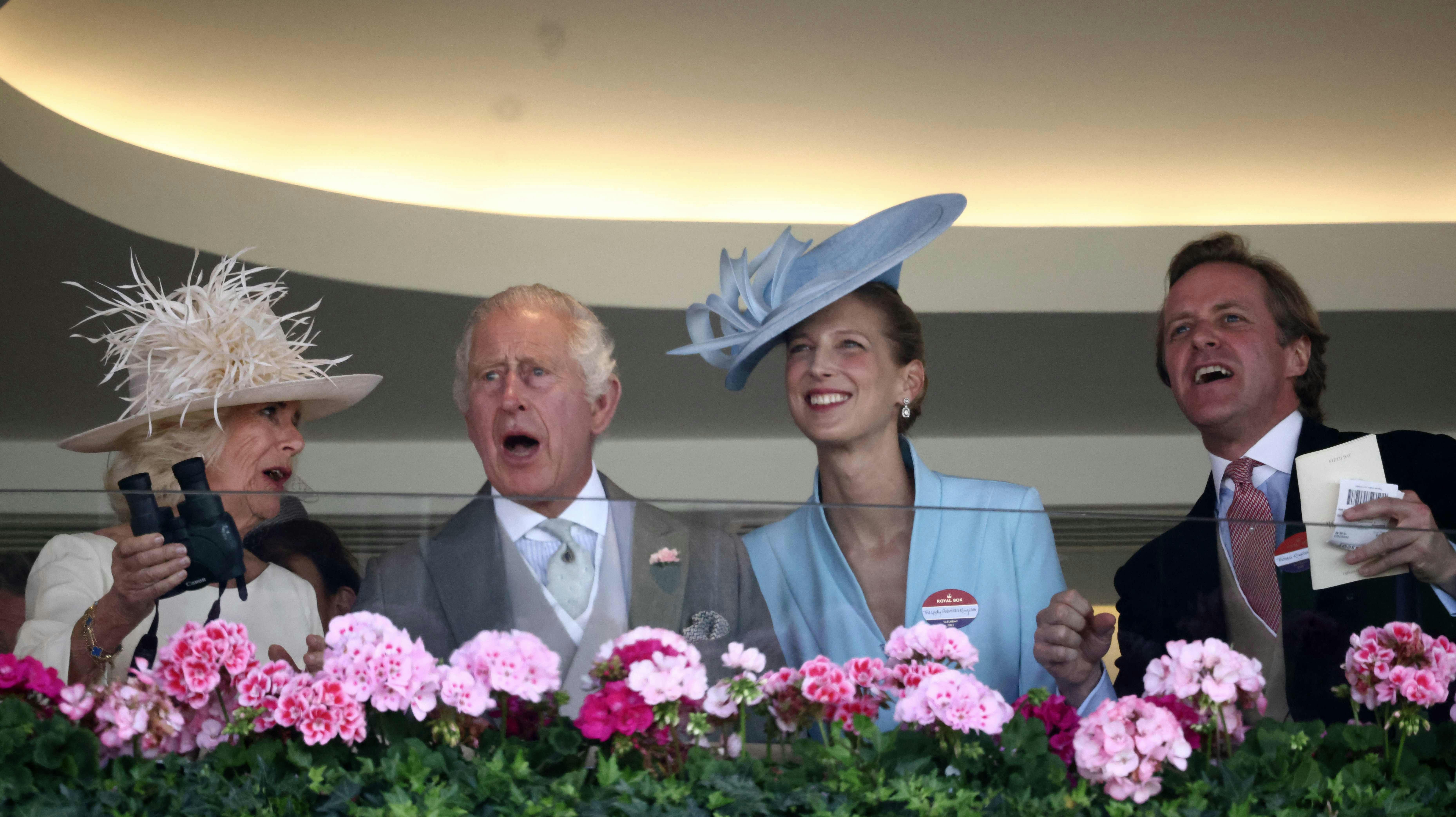 Her ses Thomas Kingston (højre) med sin hustru Lady Gabriella Windsor og kong Charles og dronning Camilla i sommeren 2023.