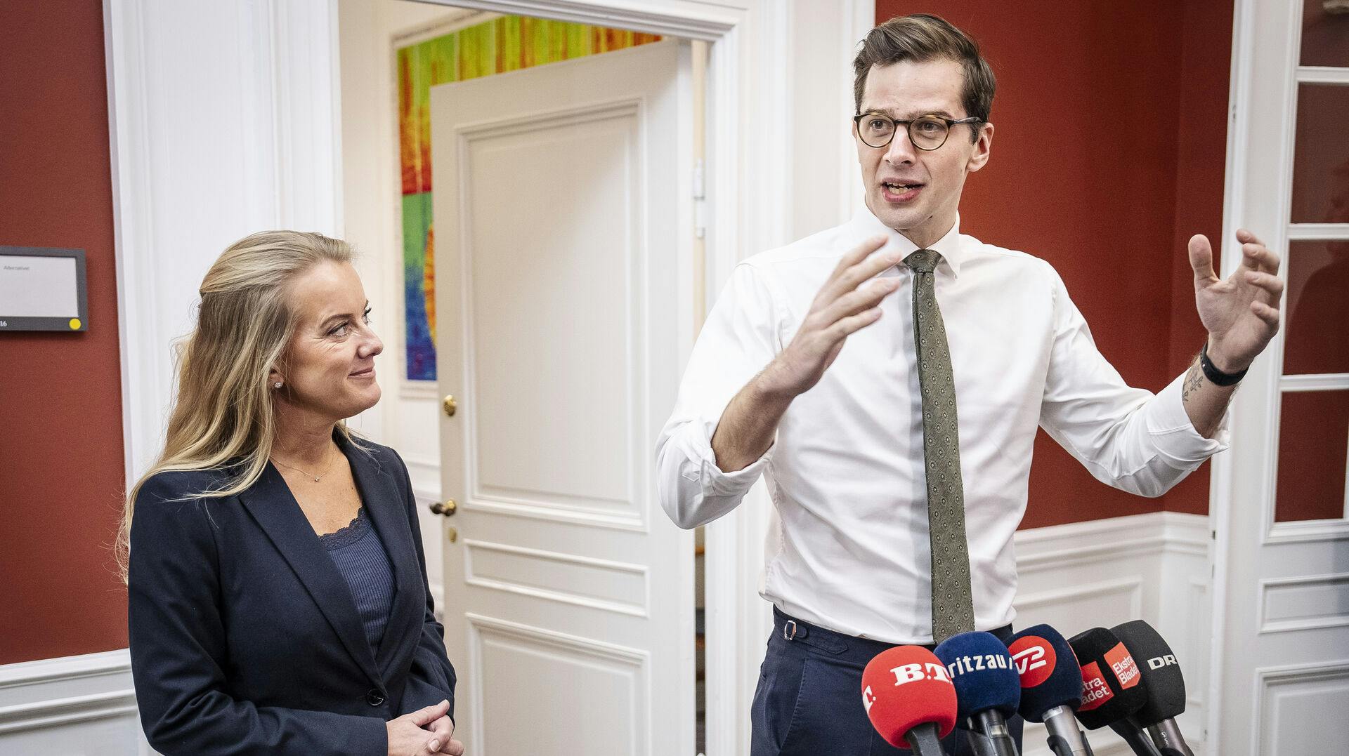 Liberal Alliances partileder Alex Vanopslagh og Pernille Vermund afholder doorstep på Christiansborg torsdag den 18. januar 2024. (Foto: Mads Claus Rasmussen/Ritzau Scanpix)