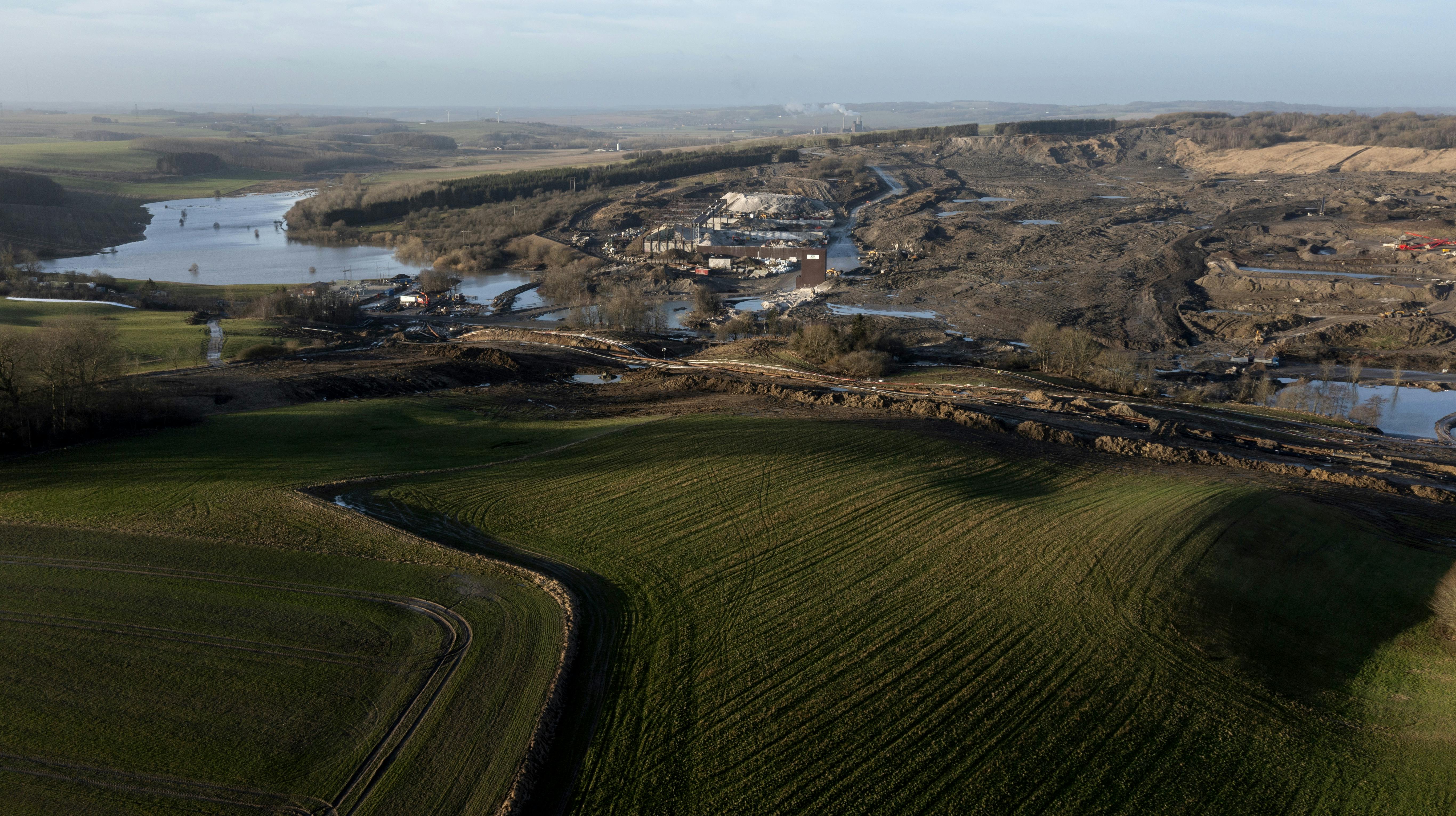 Det var 19. december 2023, at Nordic Waste overlod opgaven med at inddæmme det massive jordskred til Randers Kommune.