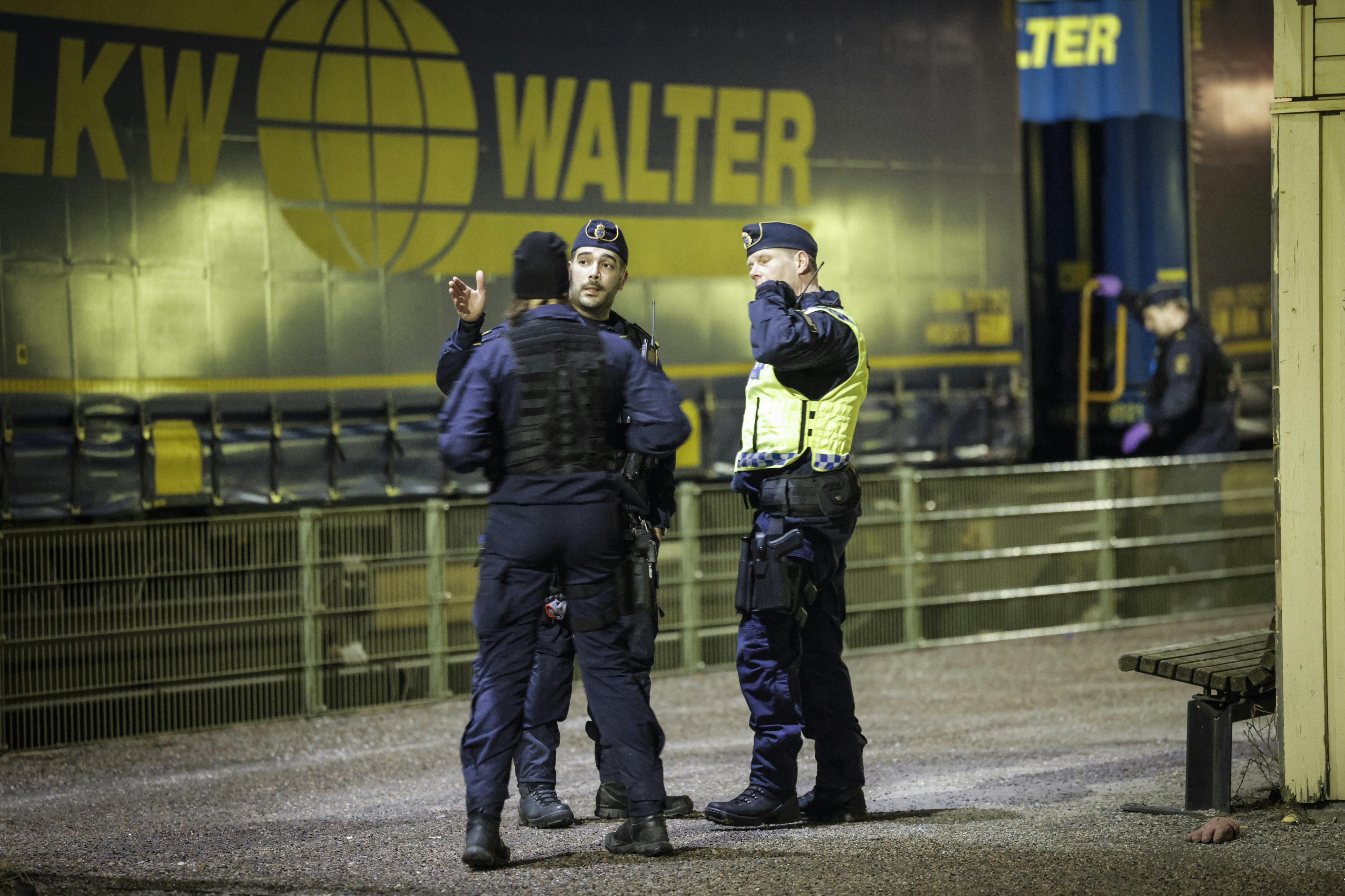 Tre personer er afgået ved døden i en togulykke i Örebro i det centrale Sverige.