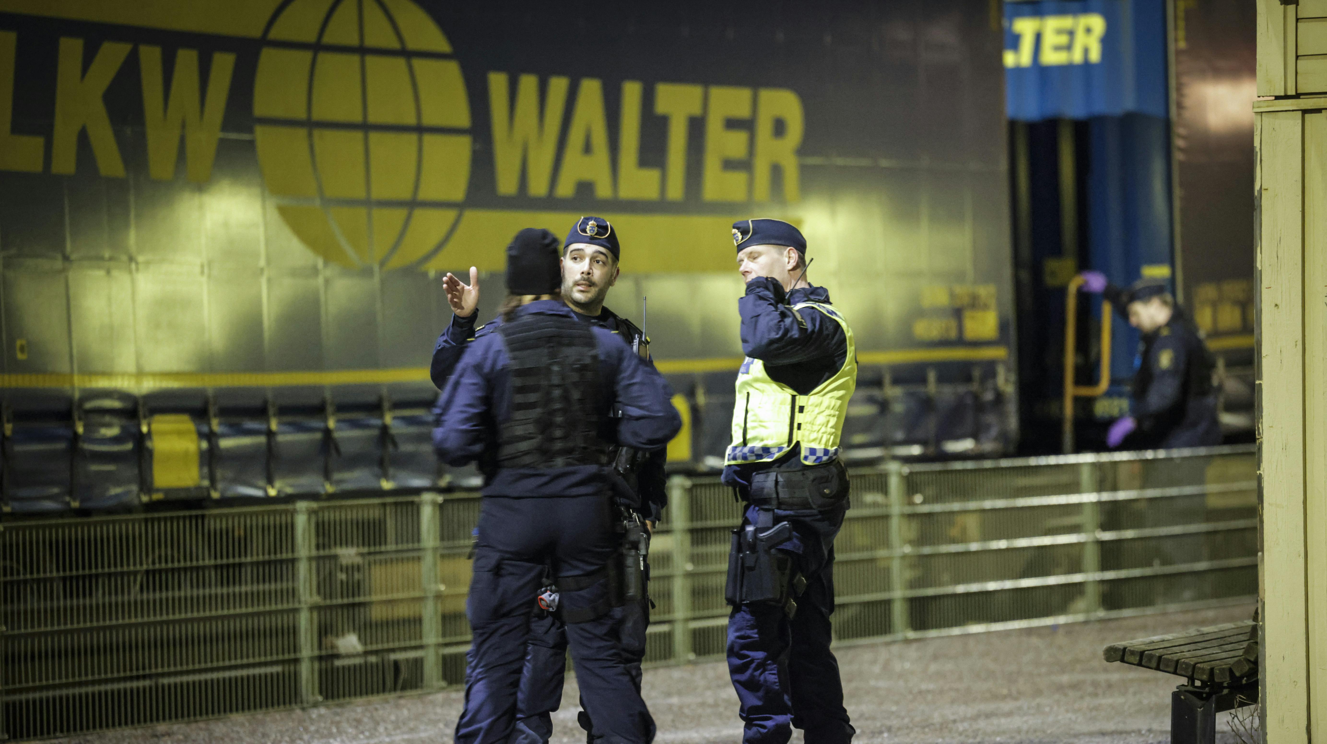 Tre personer er afgået ved døden i en togulykke i Örebro i det centrale Sverige.