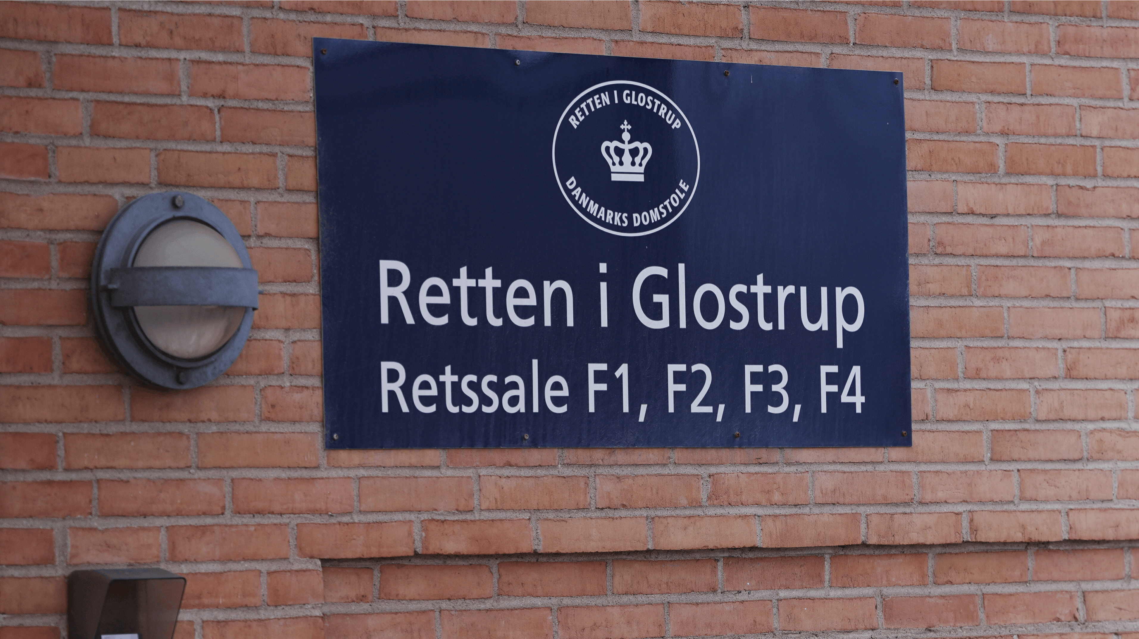 Retsmødet foregår lige nu i Retten i Glostrup.