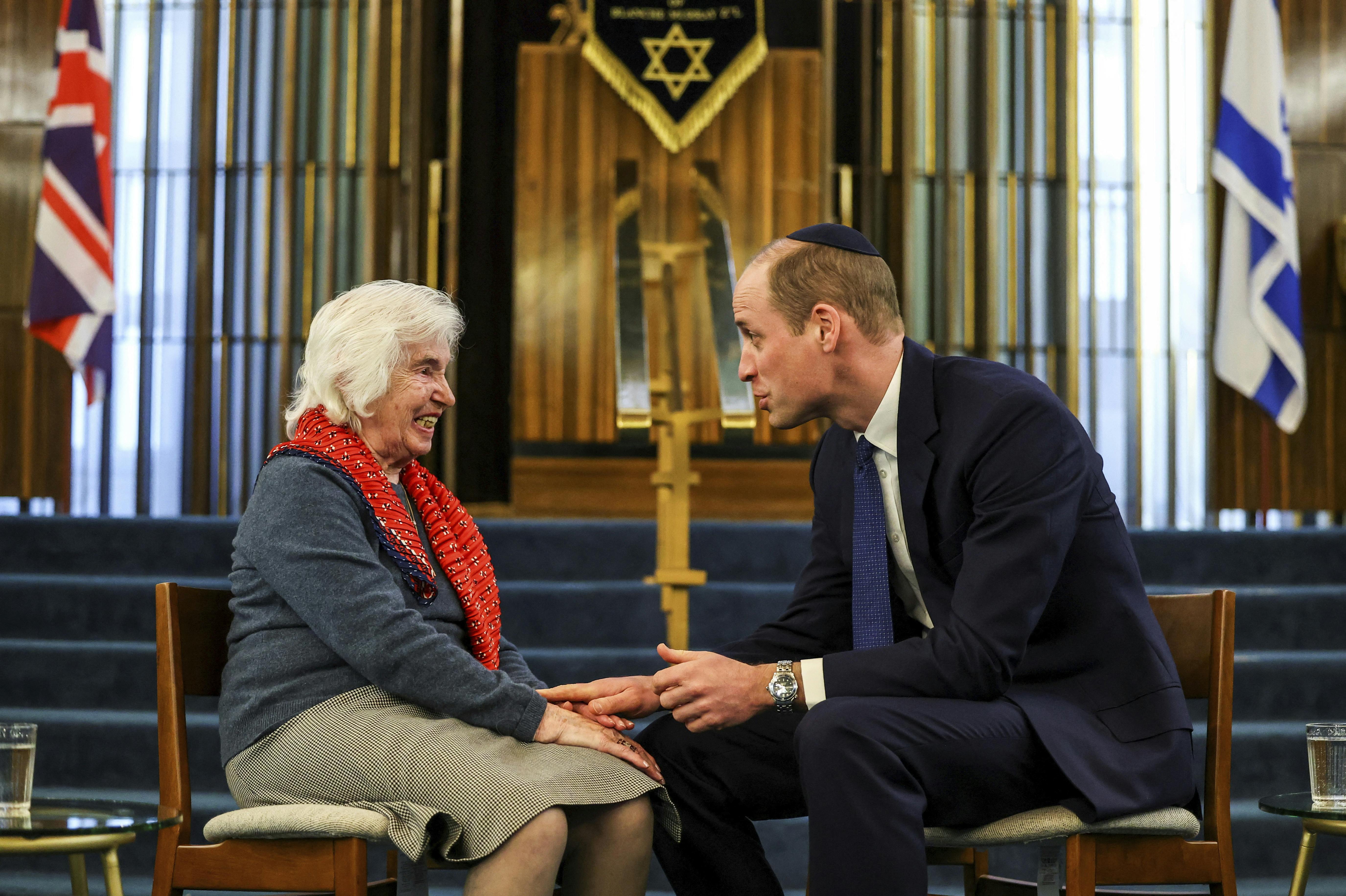 Her møder prins William 94-årige Renee Salt, der har overlevet Holocaust. 