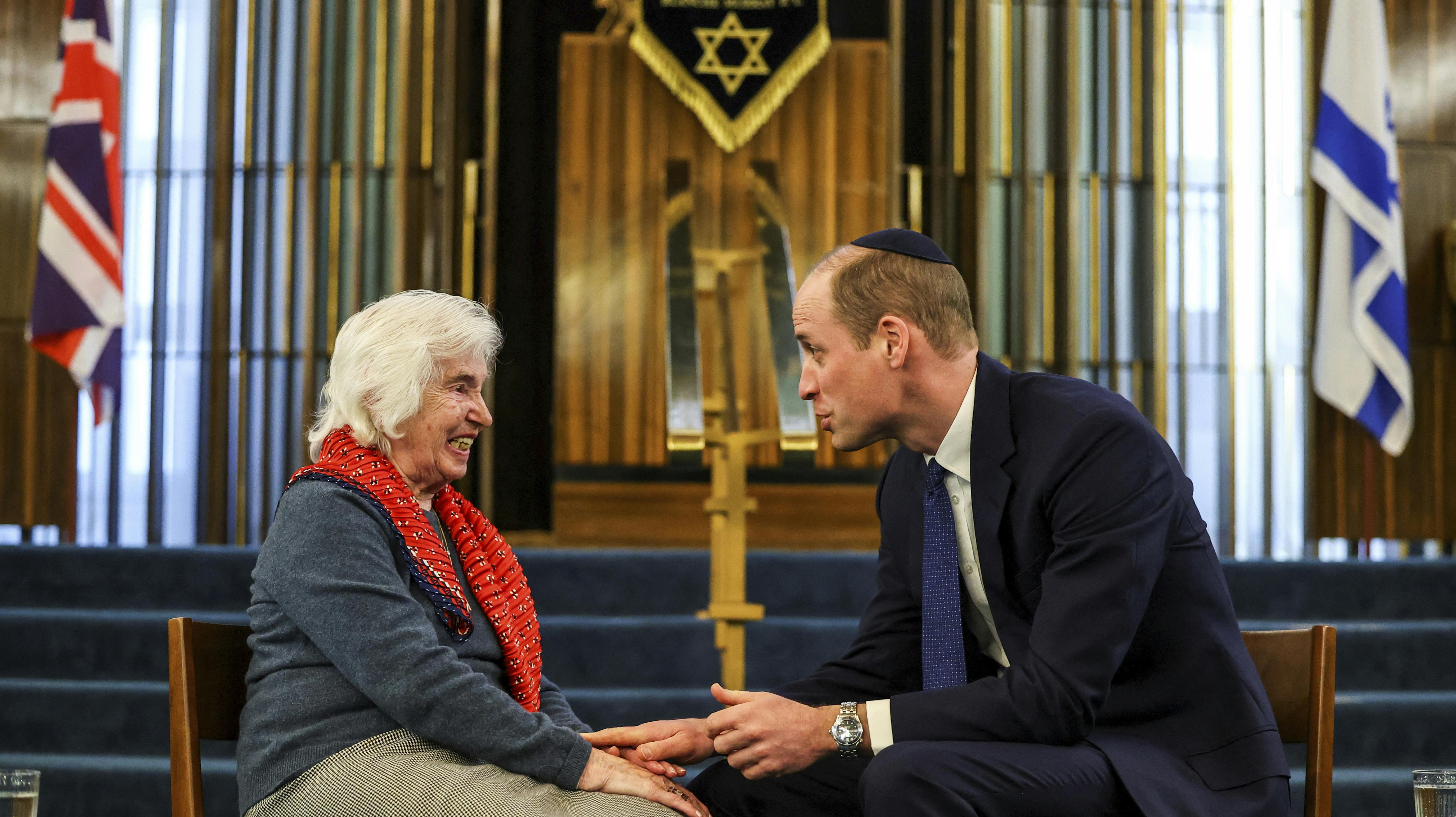 Her møder prins William 94-årige Renee Salt, der har overlevet Holocaust.