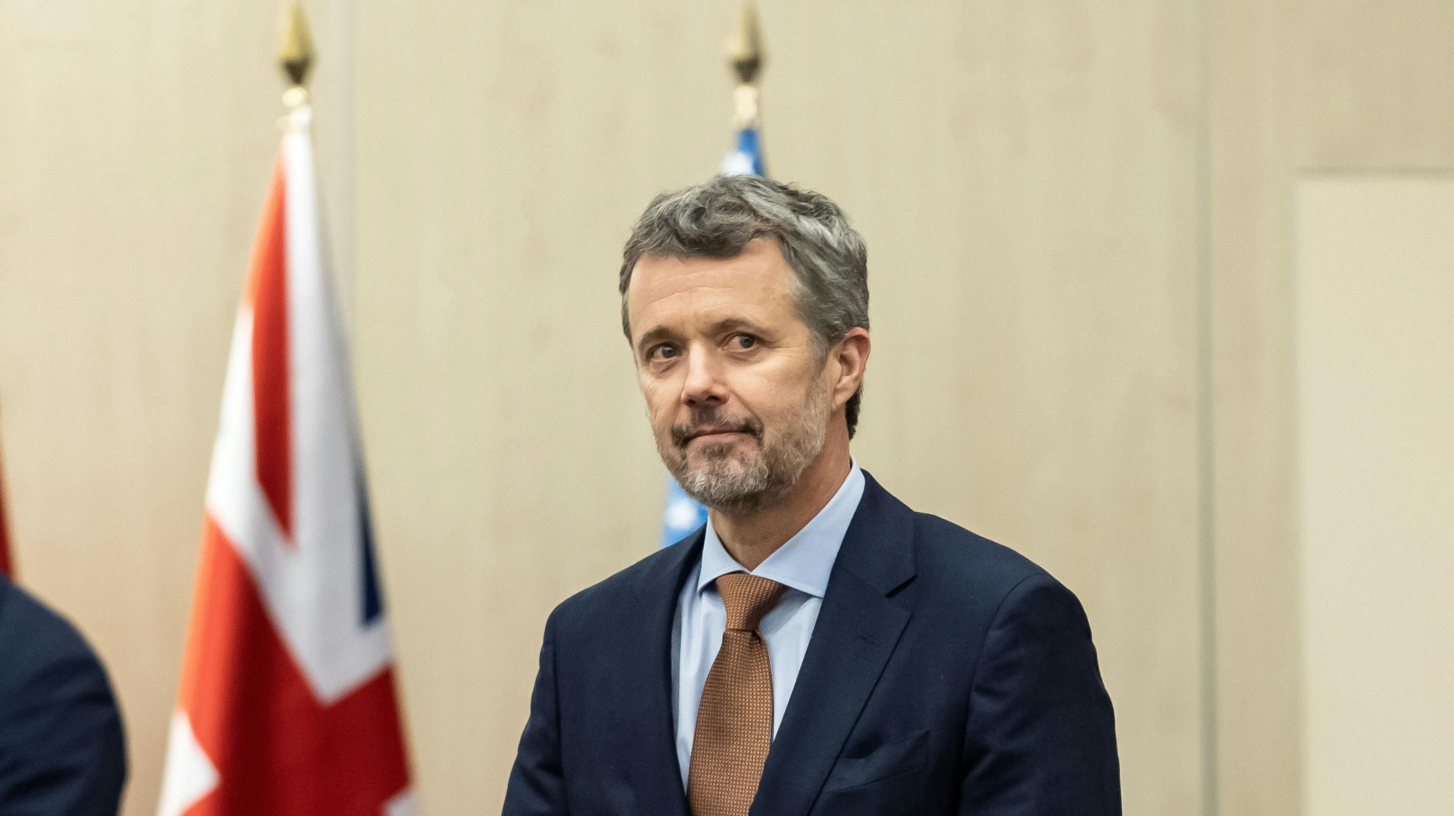 Kong Frederik har torsdag modtaget Dansk Røde Kors' Hæderstegn. Et hæderstegn som far Henrik tidligere også har modtaget.