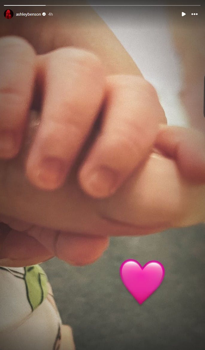 Ashley Benson har torsdag afsløret, at hun er blevet mor til en lille pige.