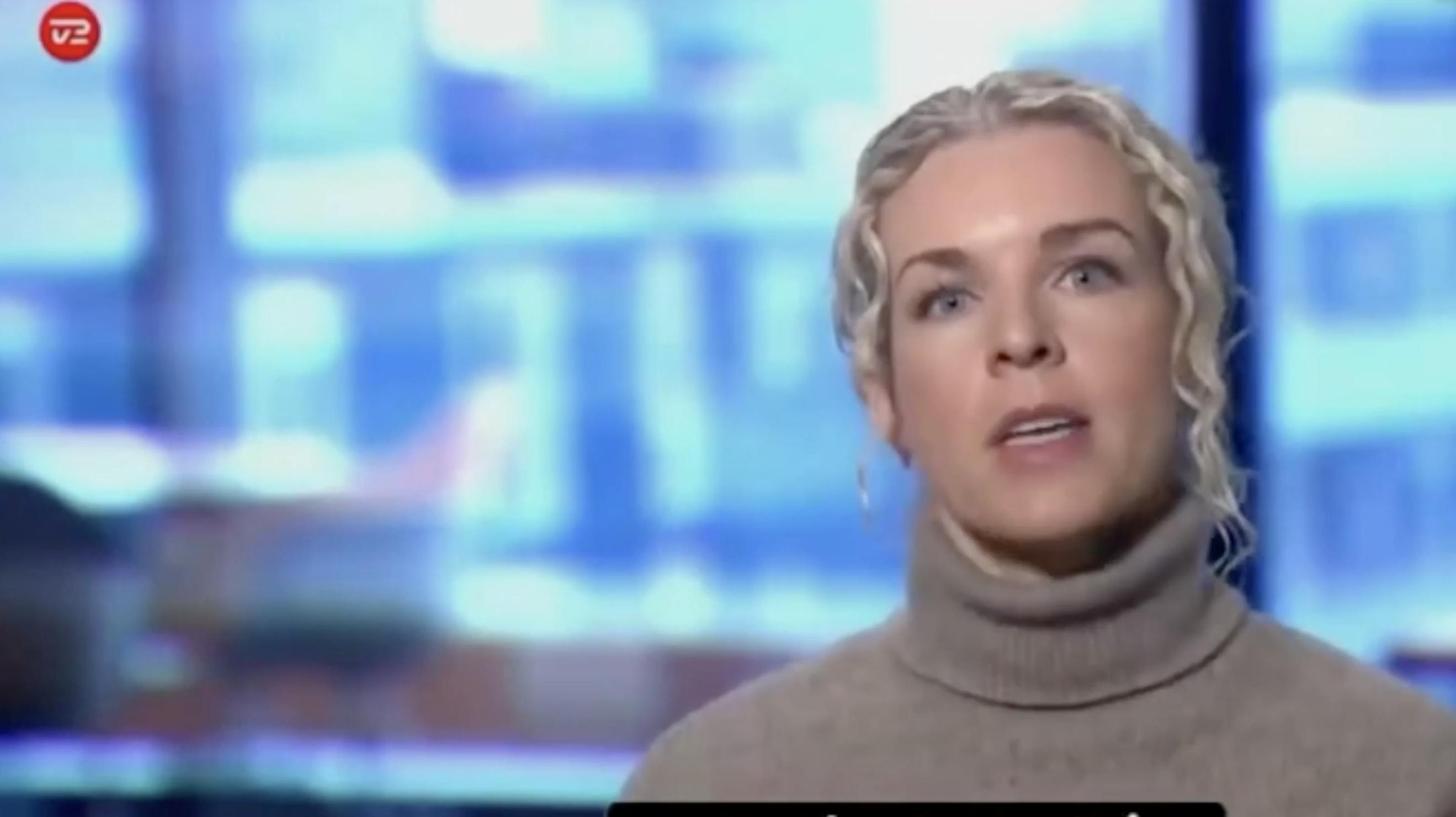 Sådan blev journalisten fremstillet i videoen. Hendes og TV 2's mistanke er nu, at svindlerne har brugt en ægte video med hende i samme rullekravesweater, som hun for nogle uger siden havde på under et indslag på tv-stationen.