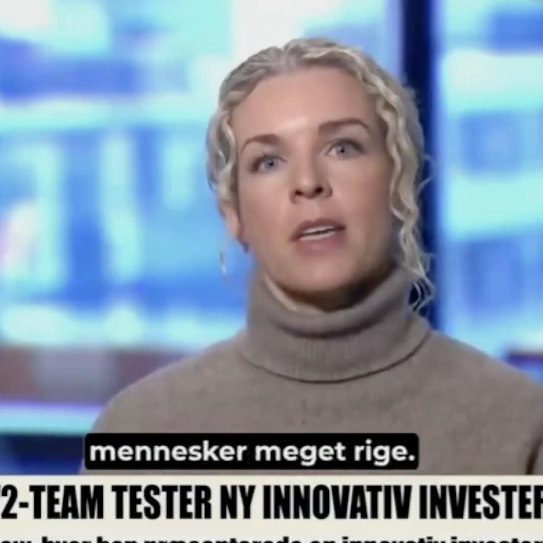 Sådan blev journalisten fremstillet i videoen. Hendes og TV 2's mistanke er nu, at svindlerne har brugt en ægte video med hende i samme rullekravesweater, som hun for nogle uger siden havde på under et indslag på tv-stationen.