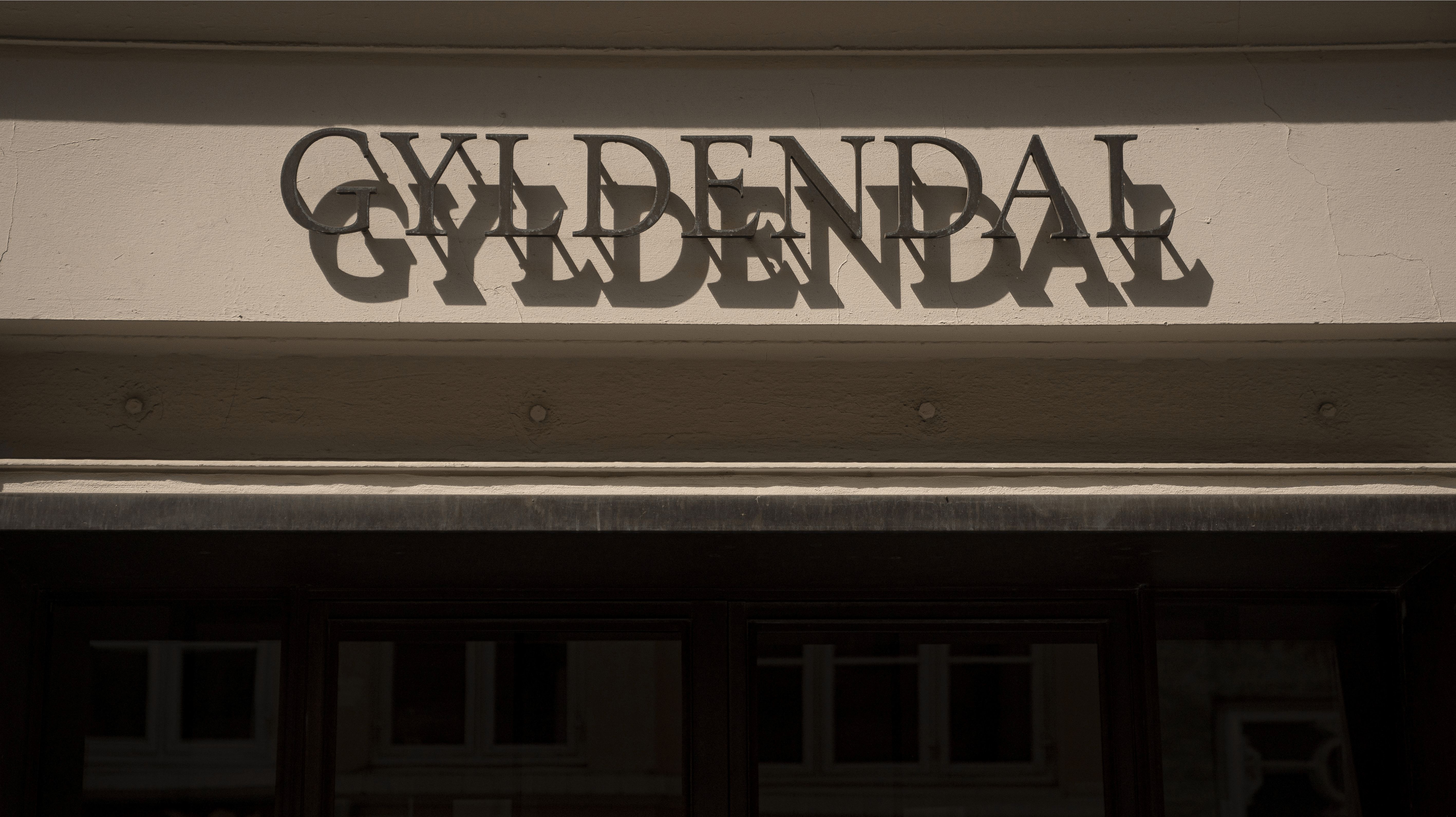Gyldendal holder fast i, at der på ingen måde er tale om plagiat, og at bøgernes indhold er vidt forskelligt.