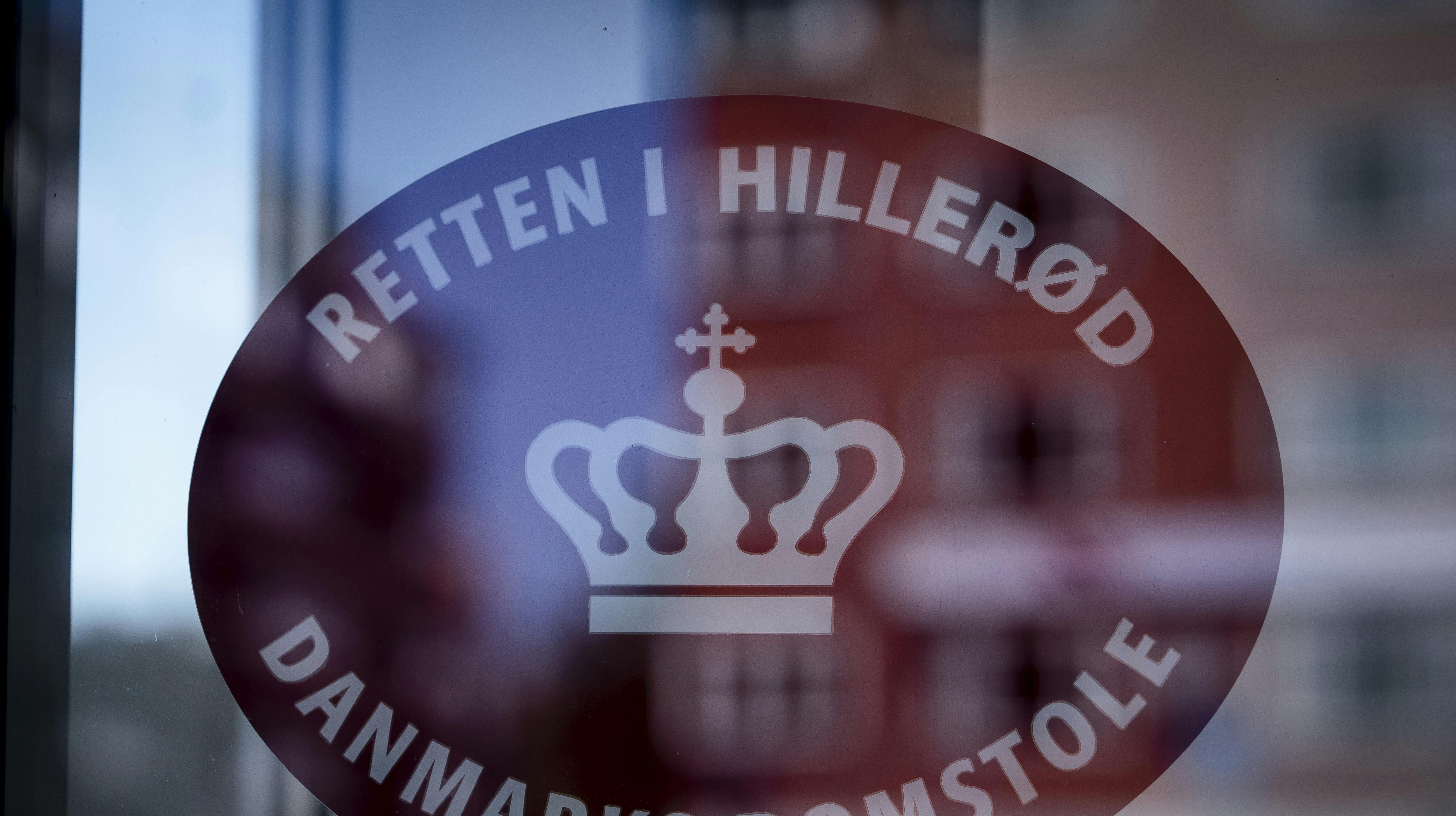 Mor og søn skal en tur bag tremmer.