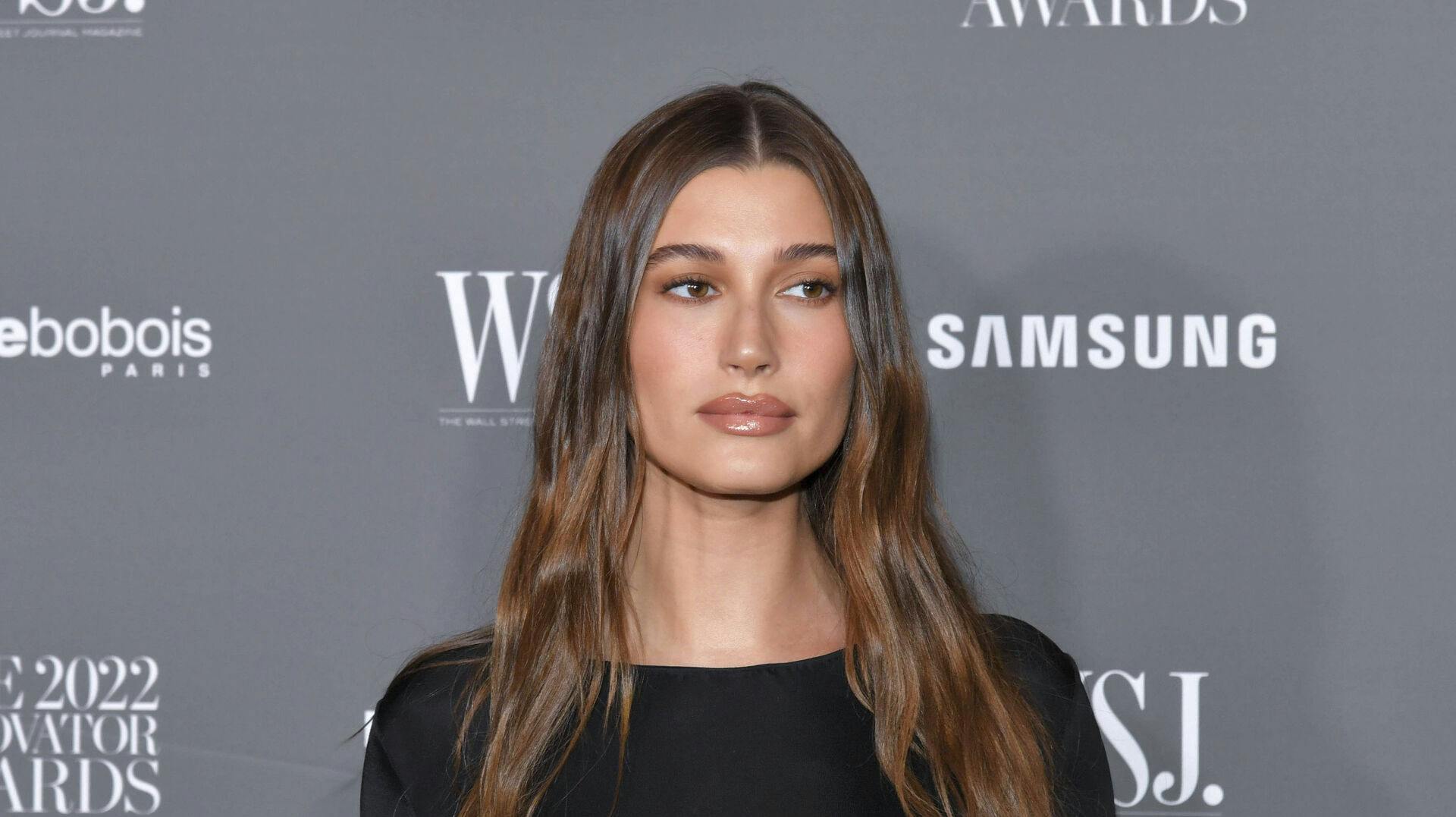 Hailey Bieber er ikke glad for sin fars seneste udtalelser.
