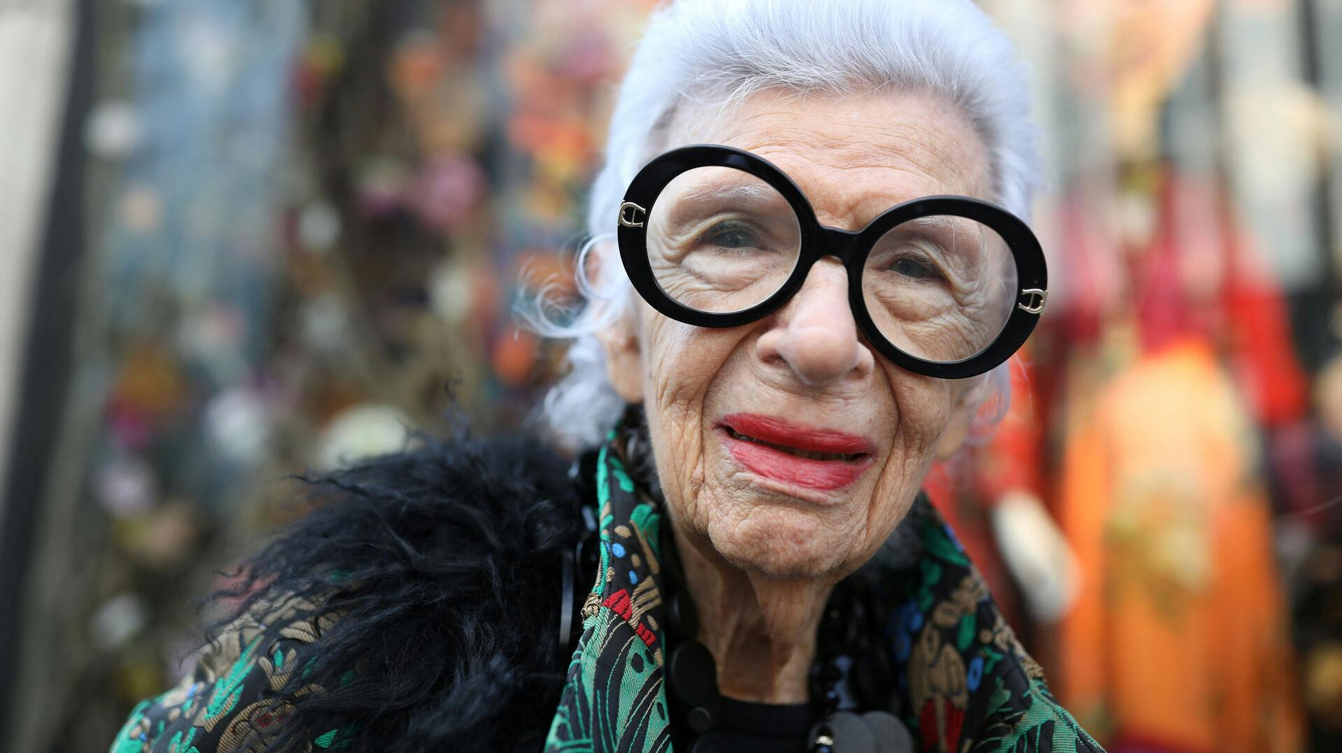 Iris Apfel har blandt andet holdt udstillinger med alle de beklædningsgenstande og -skatte, hun gennem livet har samlet på loppemarkeder.