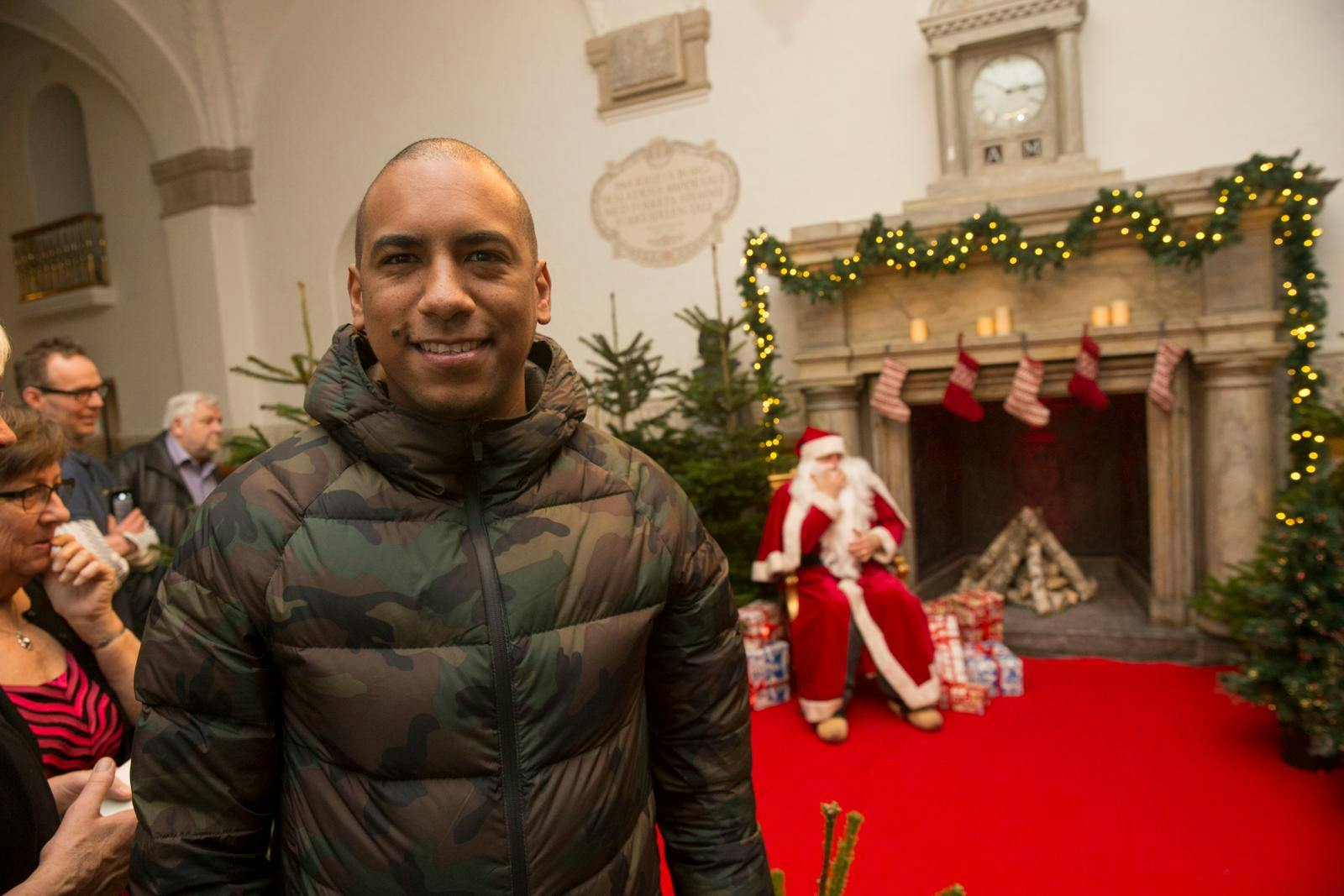 Her ses Josue i 2017 under en juletræsfest i Folketinget, hvor julemanden er ingen ringere end hans forlovede, Søren Pape.