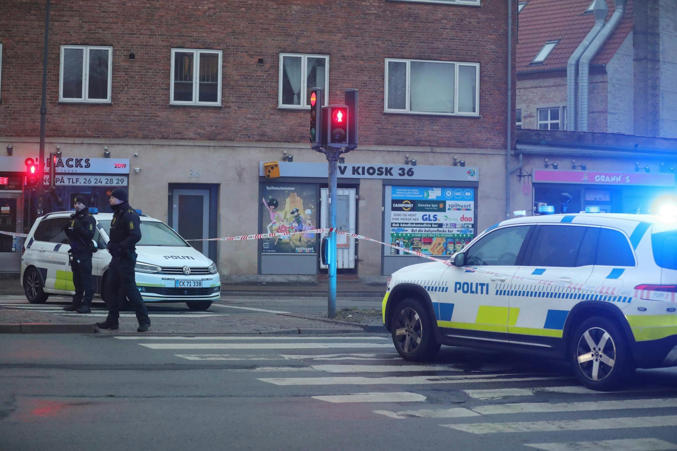 En person er lørdag morgen fragtet til hospitalet efter at være blevet stukket med kniv ved en københavnsk moské.