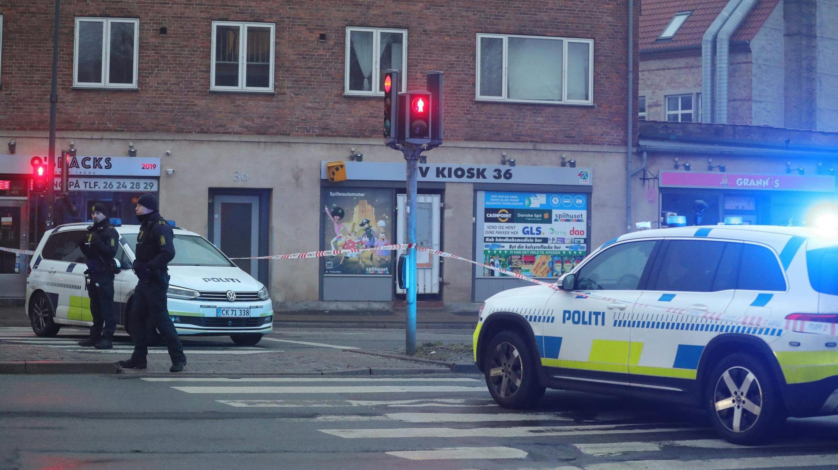 En person er lørdag morgen fragtet til hospitalet efter at være blevet stukket med kniv ved en københavnsk moské.