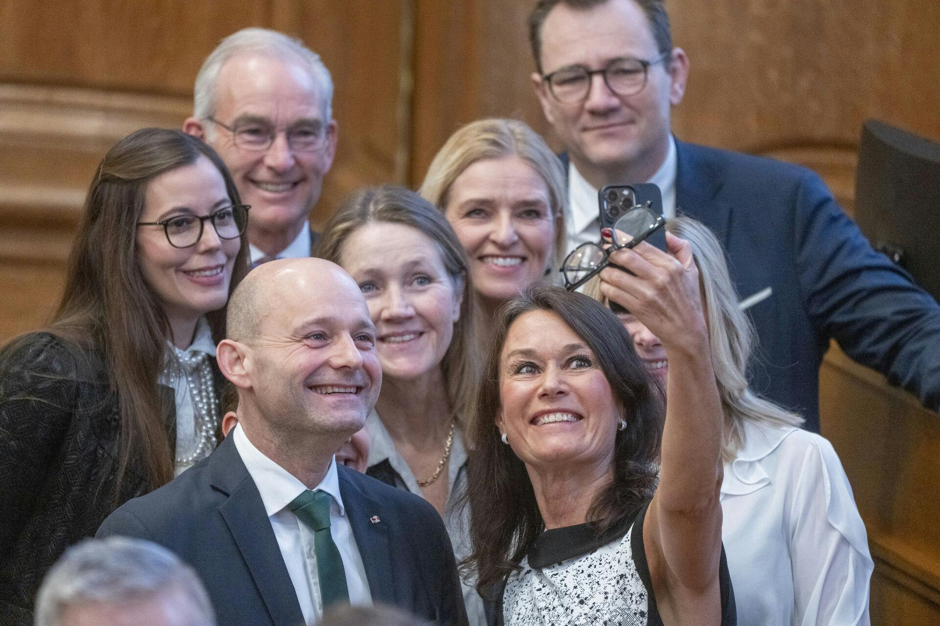 Højtidelighed i anledning af tronskiftet i folketinget. Kong Frederik 10., dronning Mary, dronning Margrethe, kronprins Christian og prins Joachim, prinsesse Benedikte. Søren Pape og de konservative folketings medlemer tager en selfie i dagens anledning.