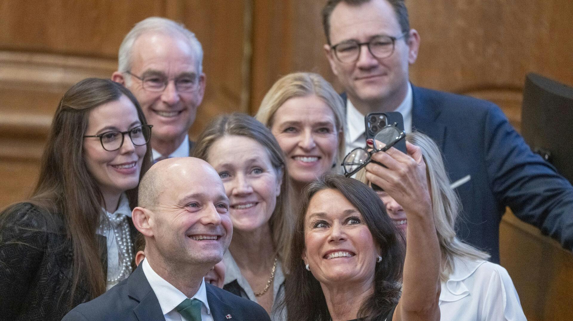 Højtidelighed i anledning af tronskiftet i folketinget. Kong Frederik 10., dronning Mary, dronning Margrethe, kronprins Christian og prins Joachim, prinsesse Benedikte. Søren Pape og de konservative folketings medlemer tager en selfie i dagens anledning.