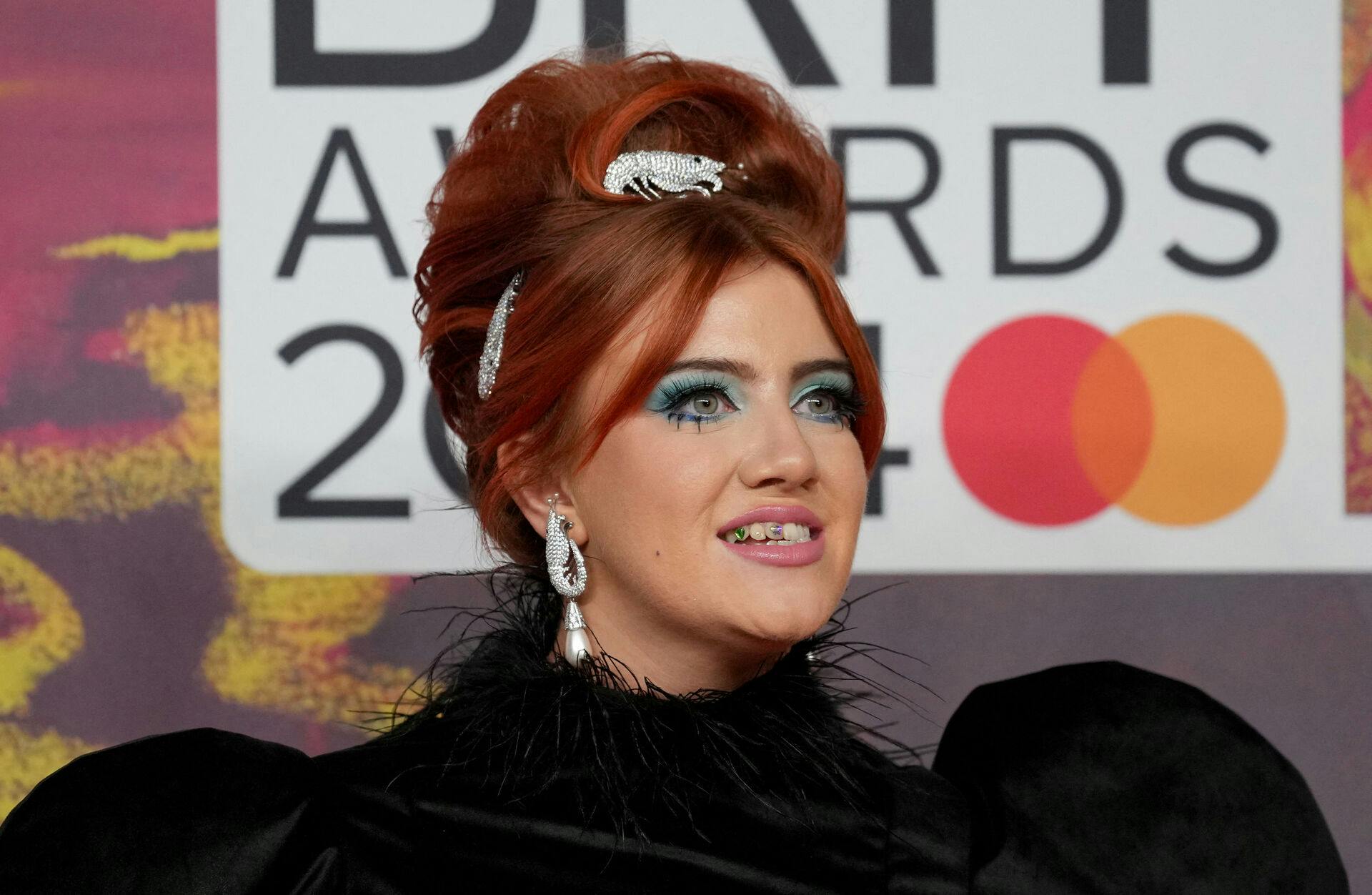 CMAT havde det sjovt med sin kjole både under showet og på den røde løber til årets Brit Awards.