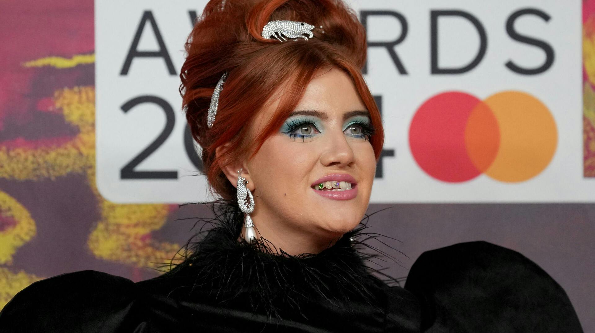 CMAT havde det sjovt med sin kjole både under showet og på den røde løber til årets Brit Awards.