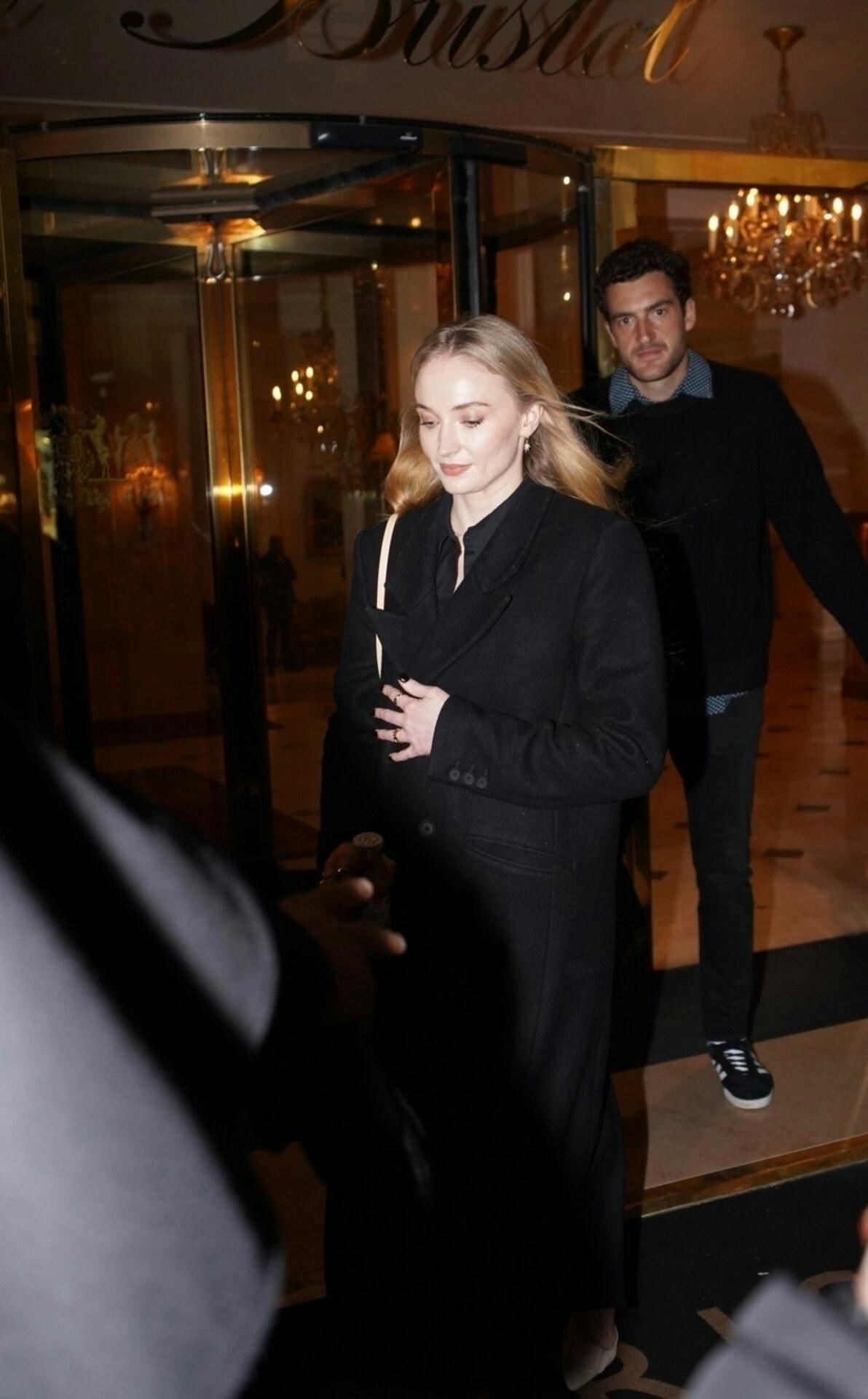 Sophie Turner og Peregrine Person fotograferet sammen efter en hyggelig middag i Paris, Frankrig.