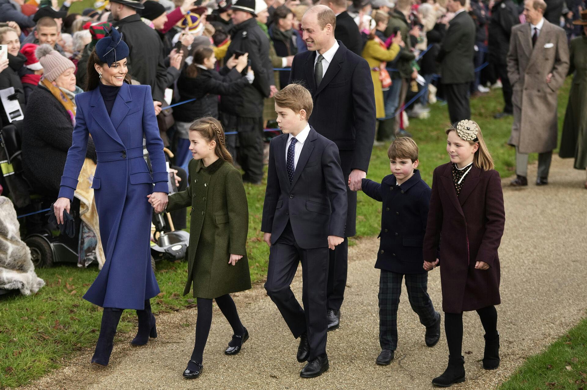 Prinsesse Kate med prinsesse Charlotte, prins George, prins William, prins Louis og Mia Tindall ved ankomesten til St Mary Magdelene-kirken første juledag 2023.