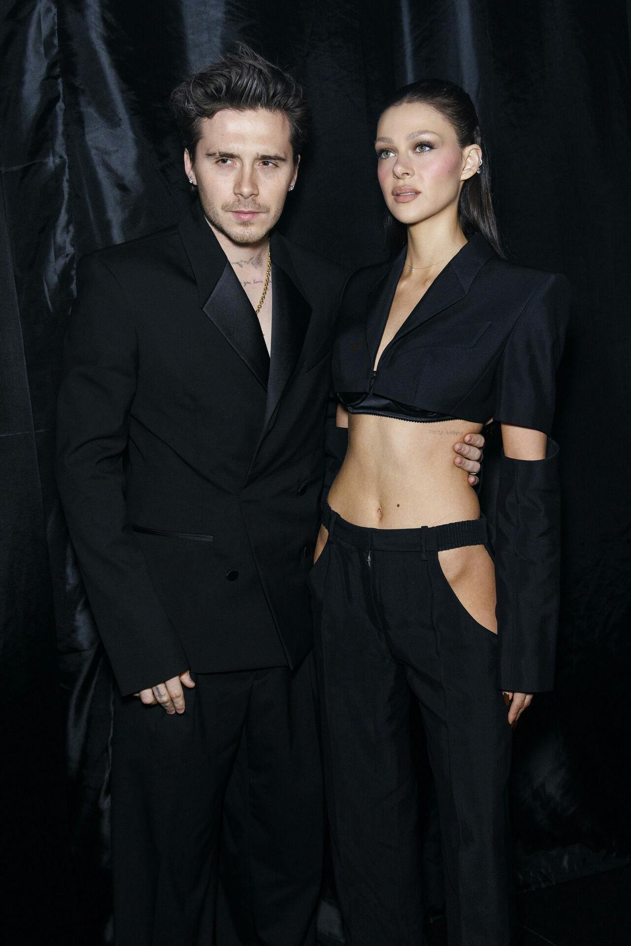 Brooklyn Beckham og Nicola Peltz Beckham til MUGLER Fall/Winter 2024-showet i Paris.