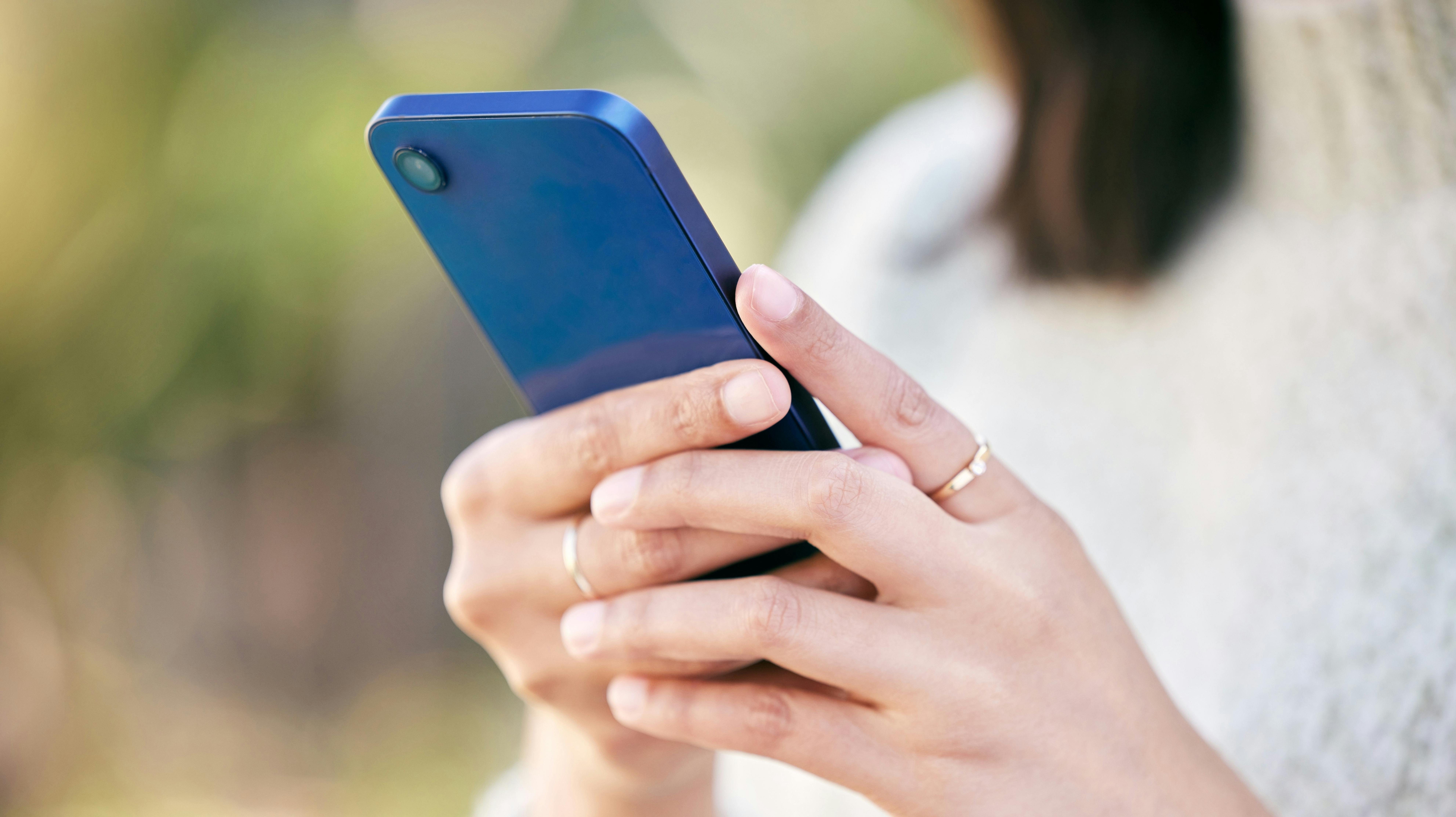 Det kan godt være, at teleselskaberne vil sælge mobiltelefonen med rabat til dig. Men prisen er ofte et alt for dyrt abonnement, som det gælder om at slippe af med så hurtigt som muligt.