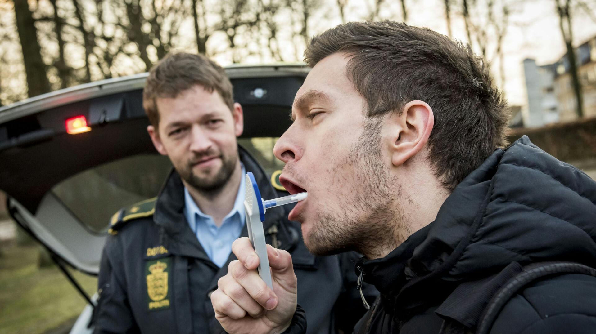Det er udstyret her - som politiet i Viborg på billedet demonstrerer - der har givet mange flere "narkofangster" på den danske veje.