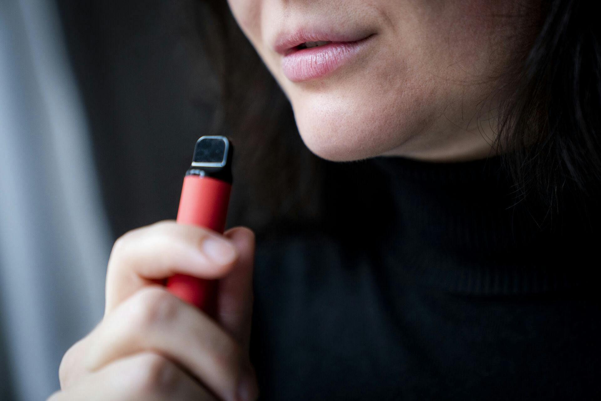 E-cigaretter med for eksempel frugtsmag giver samme risiko for hjerte-kar-sygdomme som almindelige cigaretter.
