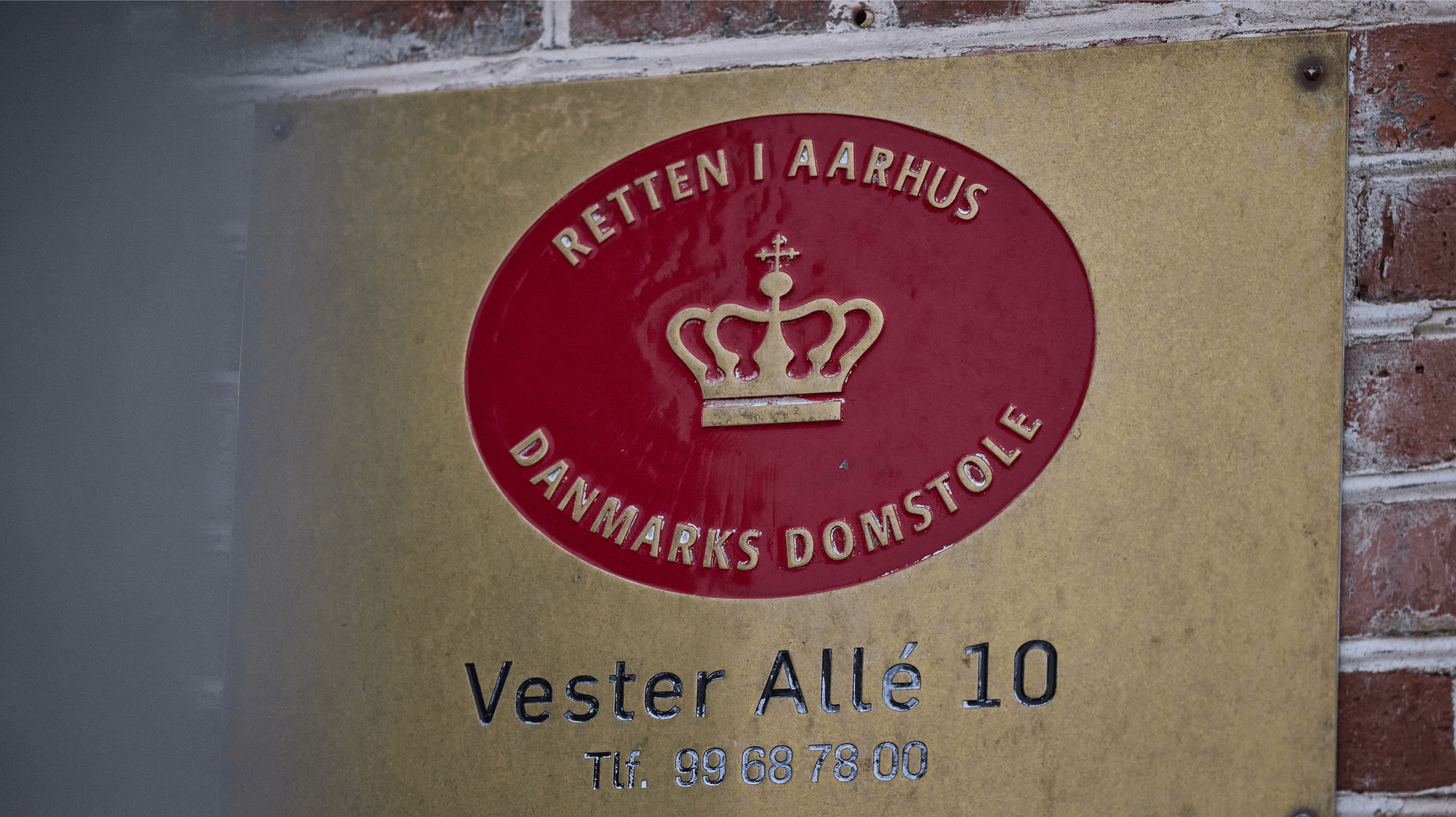 En plejehjemsansat i Aarhus Kommune er midtpunktet i en sag om blandt andet seksuelle overgreb og vold.