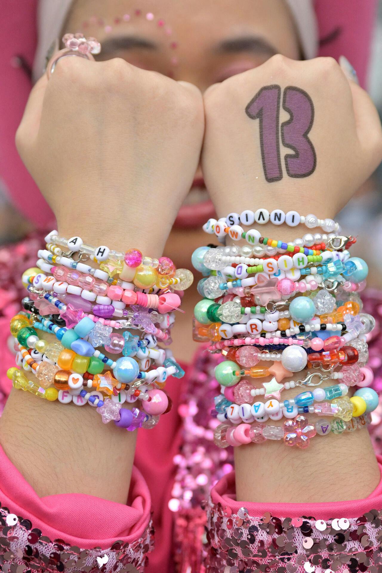 En Swift-fan i Malaysia viser sine friendship bracelets frem før koncerten den 2. marts.