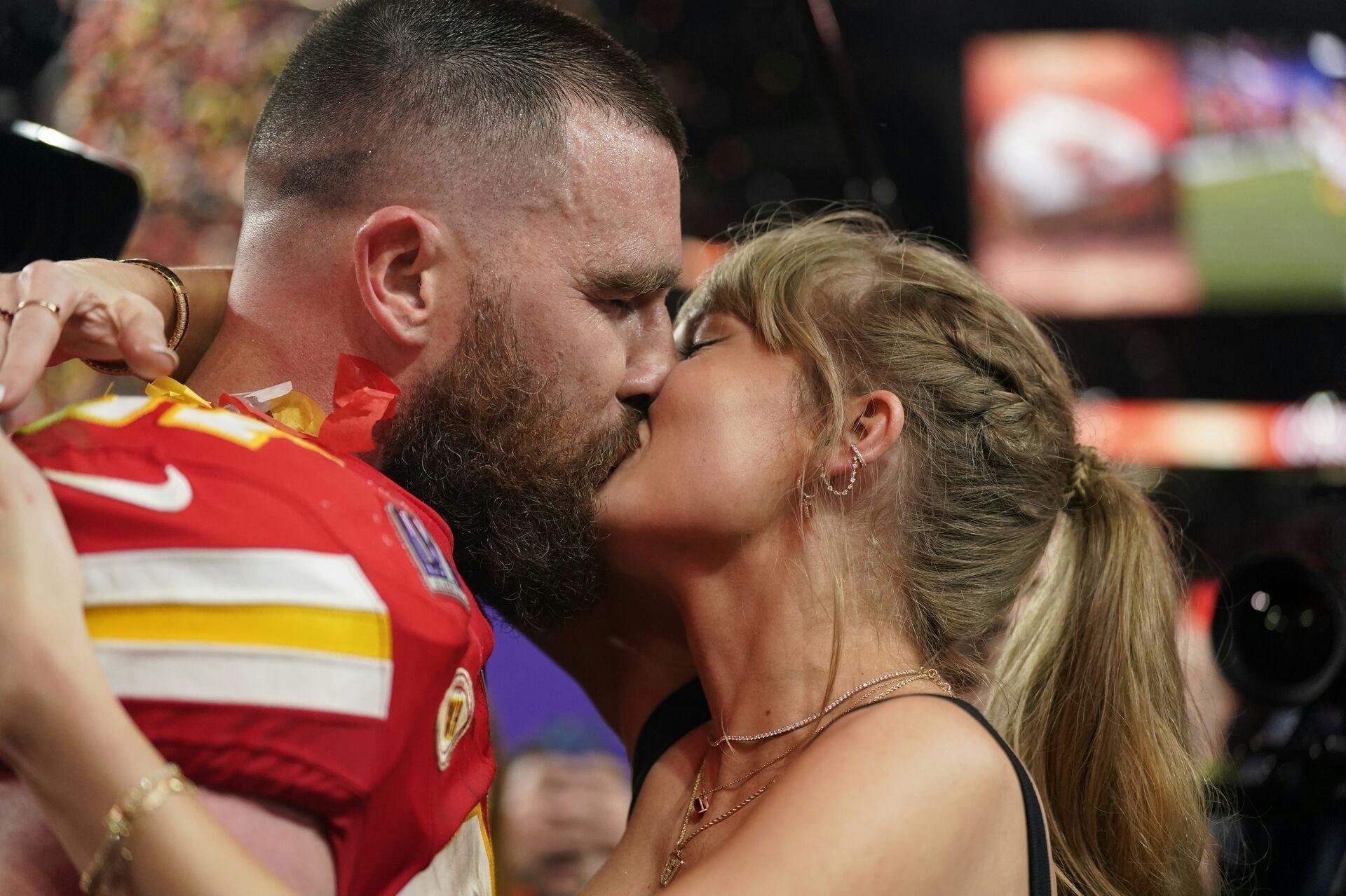 Taylor Swift og Travis Kelce fejrede Super Bowl-sejren med et kys.