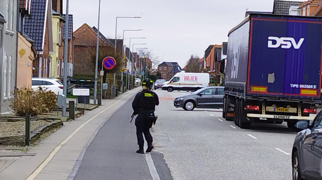 Der er også bevæbnede betjente til stede i Tønder.
