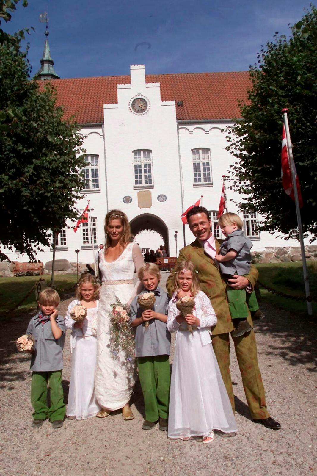 Hugo Helmig sad på fars arm, mens Ulrikke stod ved mor, da Renée Toft Simonsen, 58, og Thomas Helmig, 59, i 2000 blev gift i Torslev Kirke i Nordjylland.